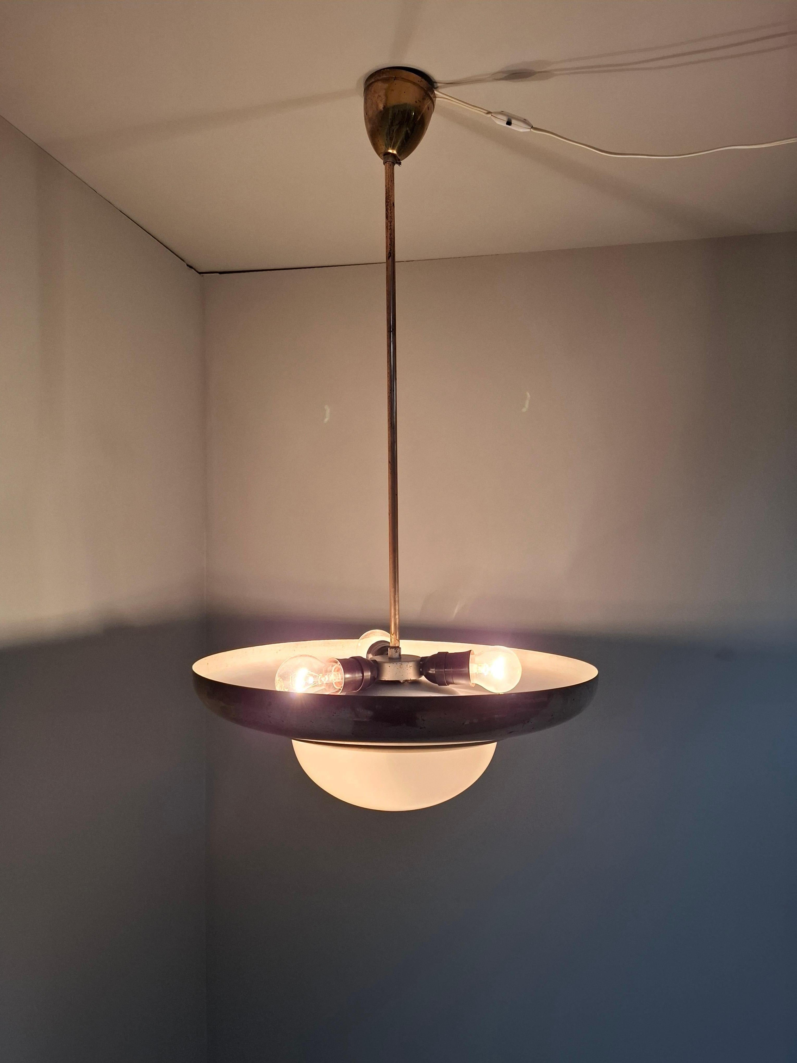 1920 Lámpara colgante checoslovaca Art Decó de latón y cristal opalino, Napako 13443 Checo en venta