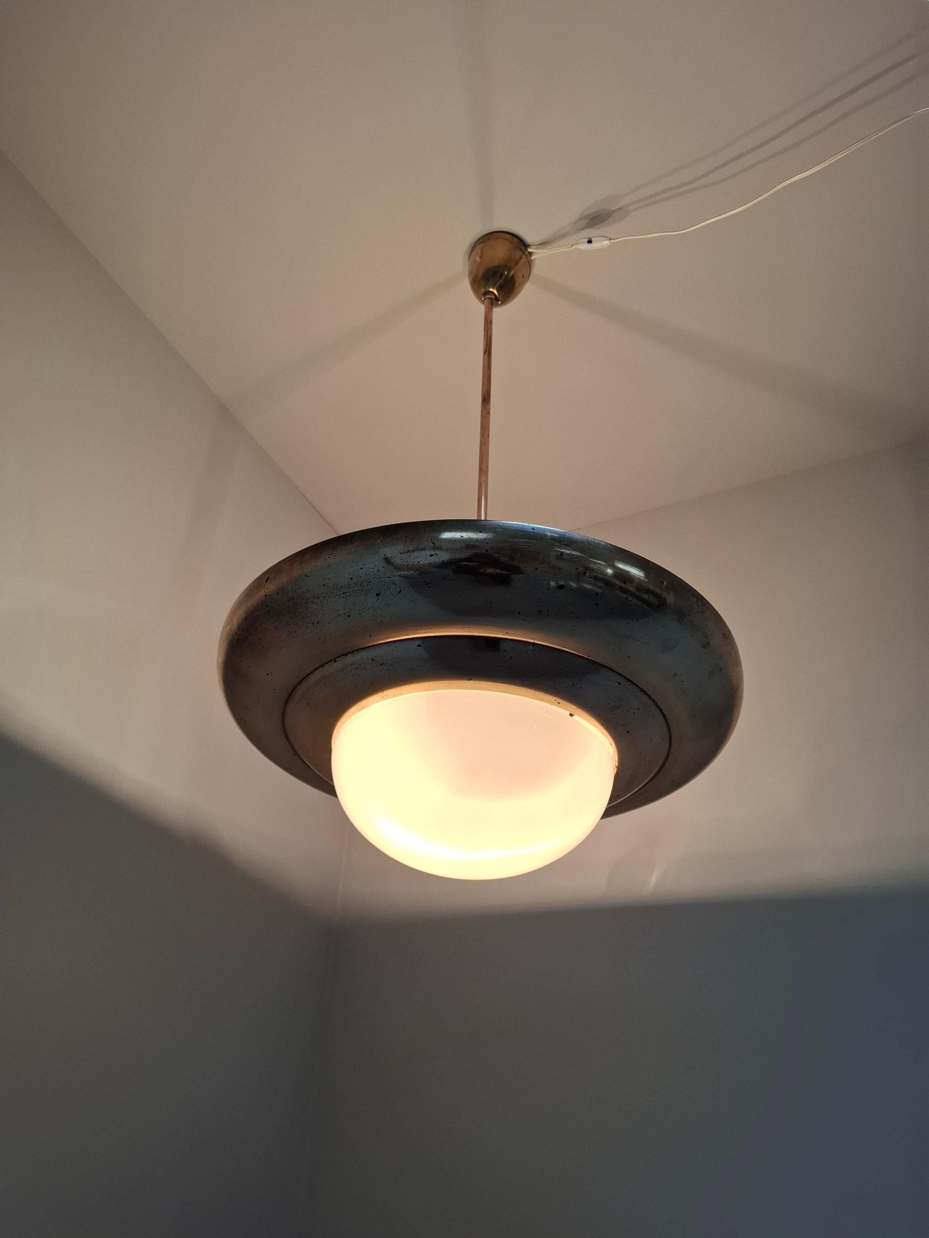 1920 Lámpara colgante checoslovaca Art Decó de latón y cristal opalino, Napako 13443 en Bueno estado para la venta en Praha, CZ