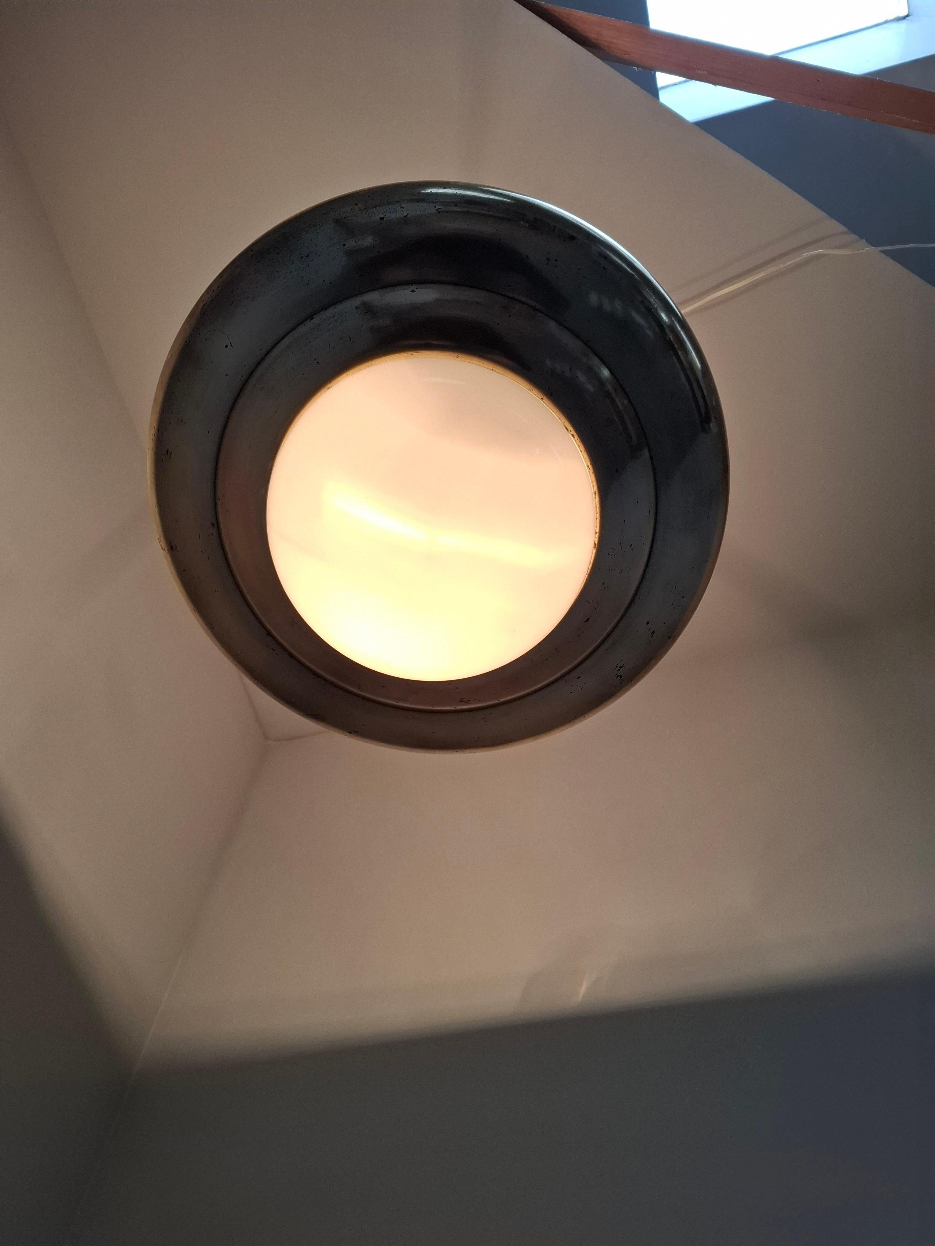 1920 Lámpara colgante checoslovaca Art Decó de latón y cristal opalino, Napako 13443 principios del siglo XX en venta