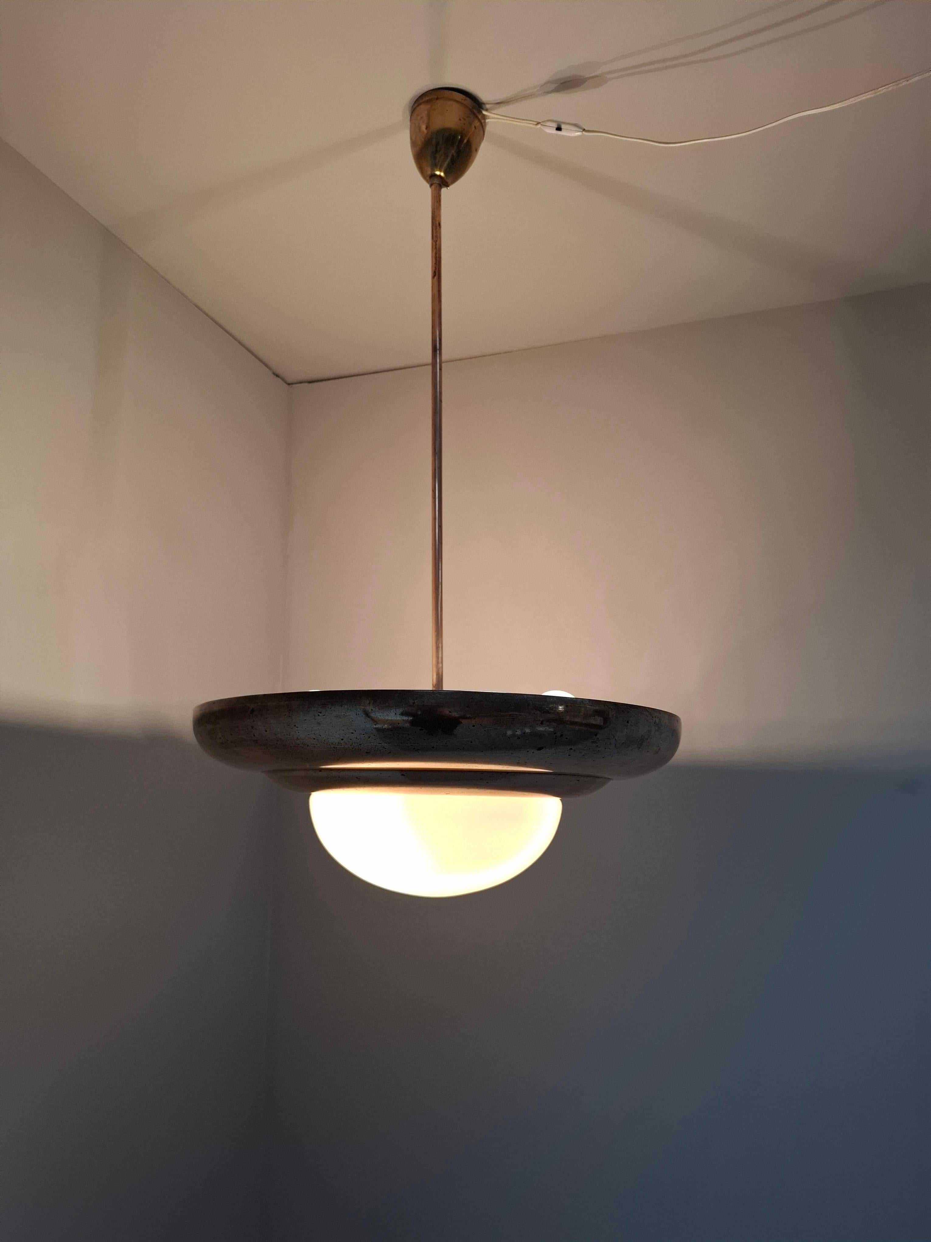 1920 Lámpara colgante checoslovaca Art Decó de latón y cristal opalino, Napako 13443 Metal en venta