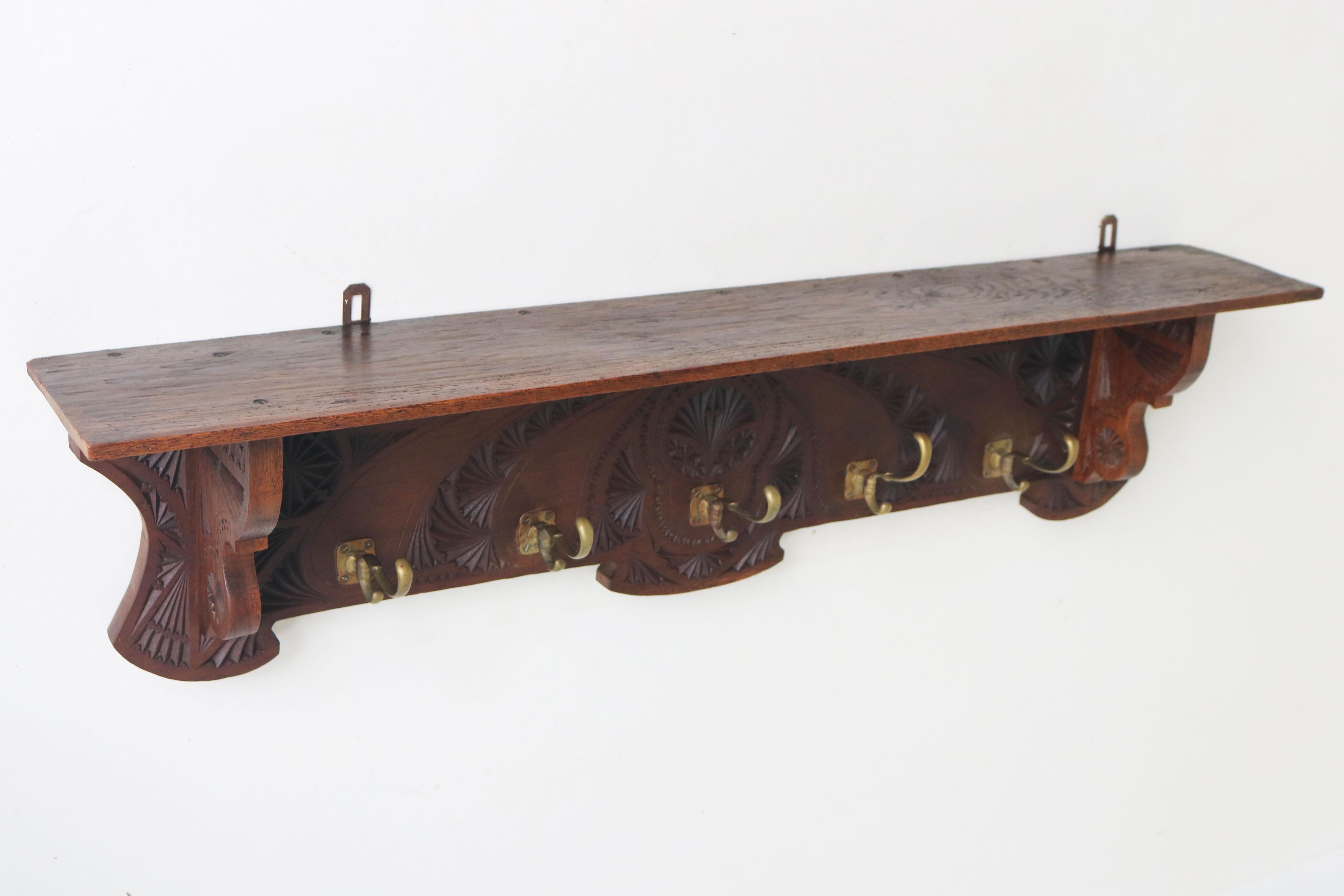 1920 Artes y Oficios Holandeses Antiguo Perchero / Sombrerero Astilla de Madera Tallada Arte Popular Artes y manualidades en venta