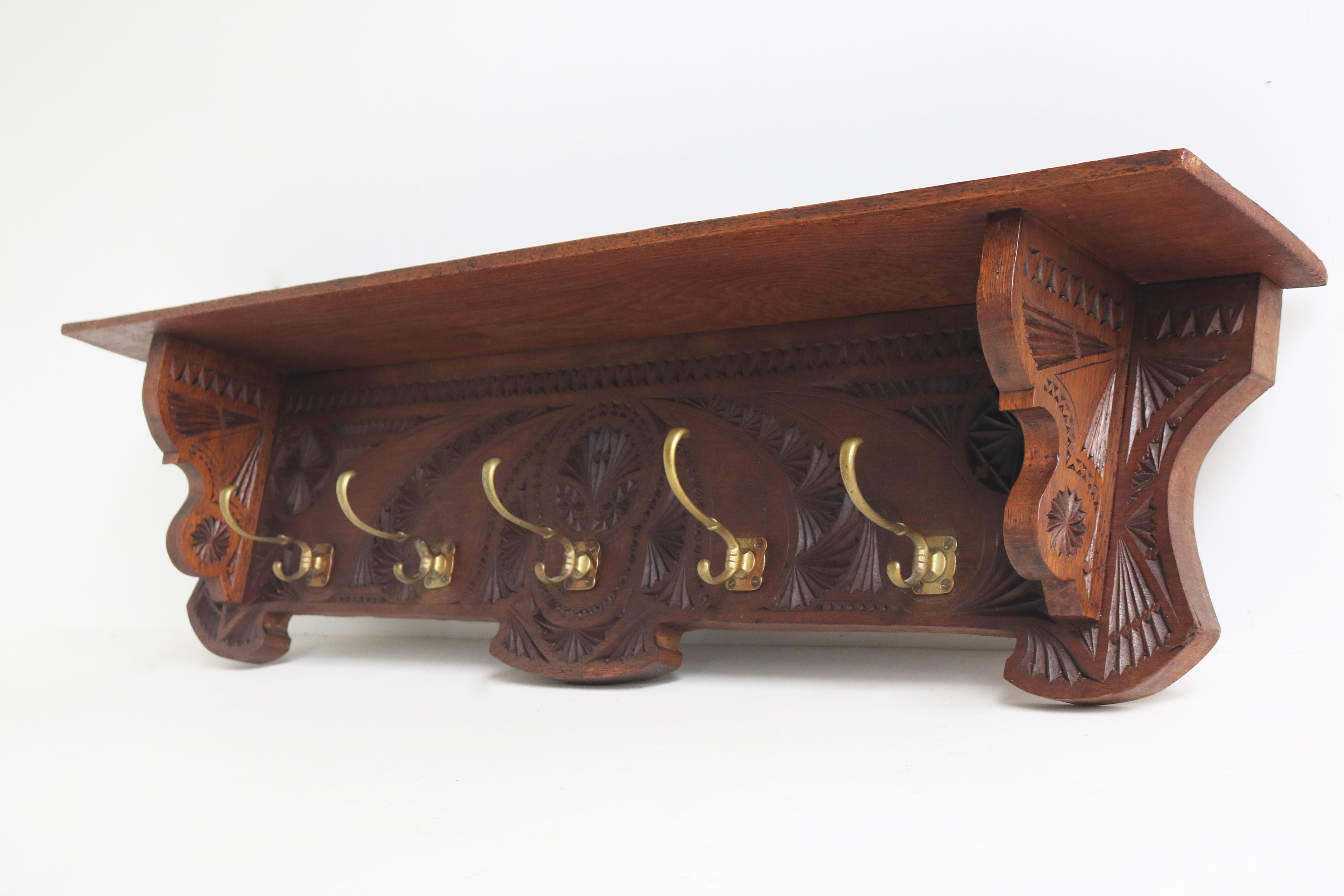 1920 Artes y Oficios Holandeses Antiguo Perchero / Sombrerero Astilla de Madera Tallada Arte Popular Holandés en venta