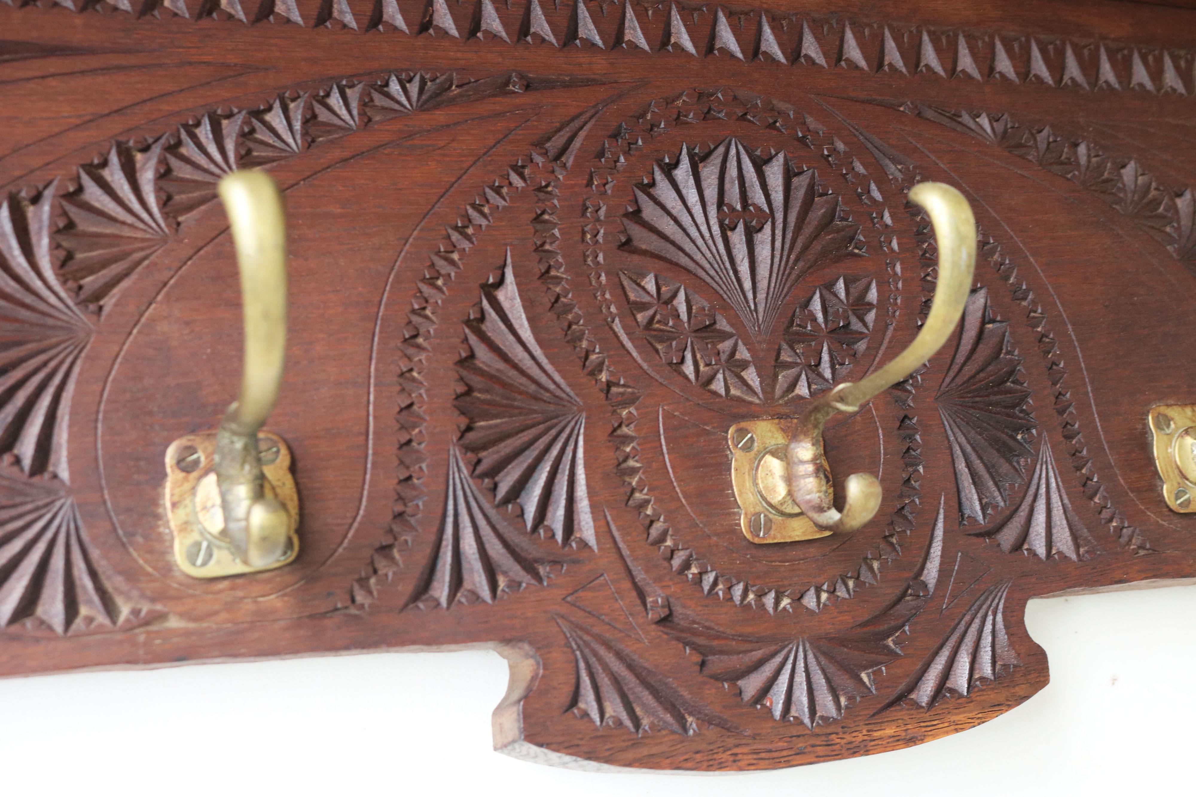 1920 Artes y Oficios Holandeses Antiguo Perchero / Sombrerero Astilla de Madera Tallada Arte Popular Tallado a mano en venta