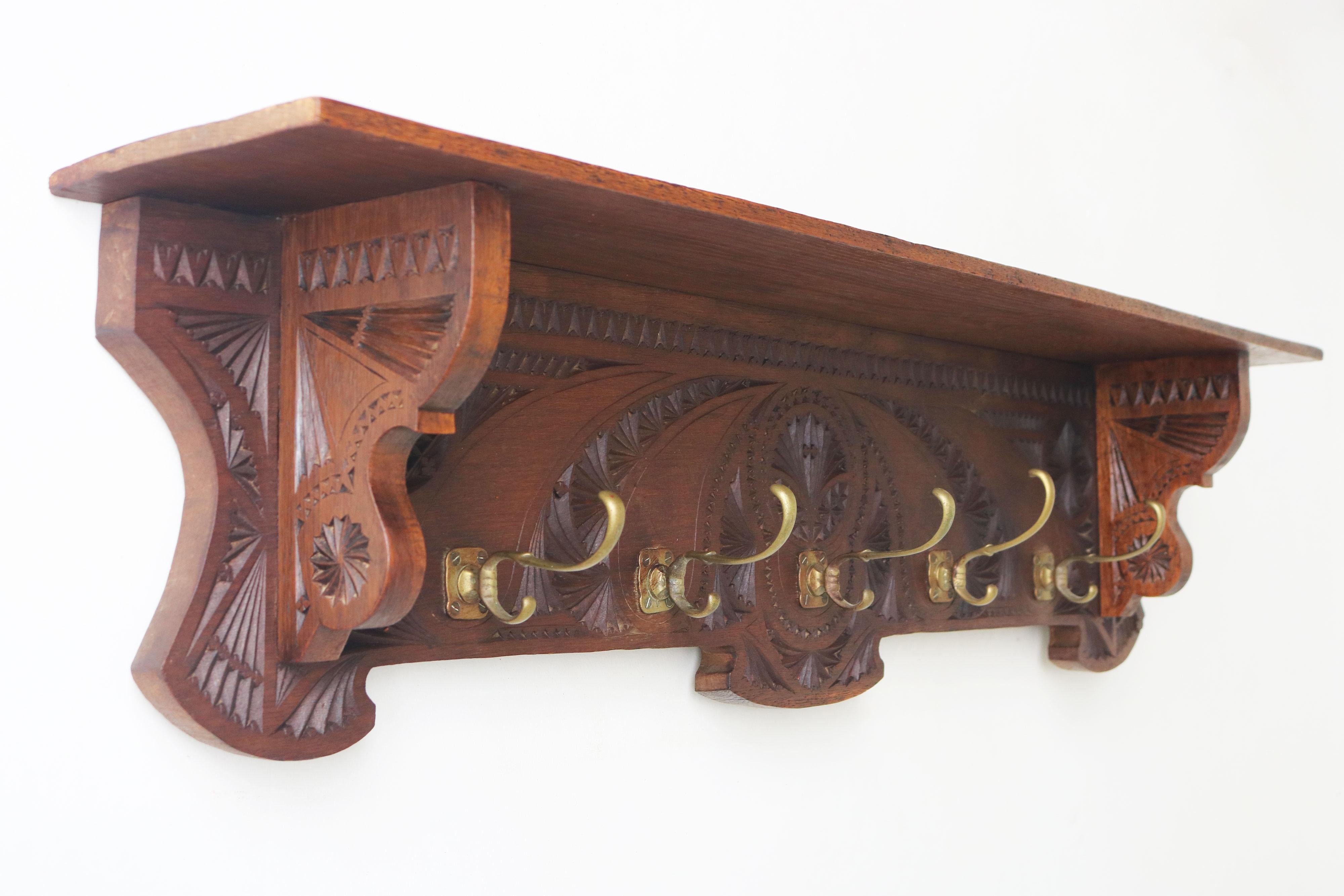 1920 Artes y Oficios Holandeses Antiguo Perchero / Sombrerero Astilla de Madera Tallada Arte Popular en Bueno estado para la venta en Ijzendijke, NL