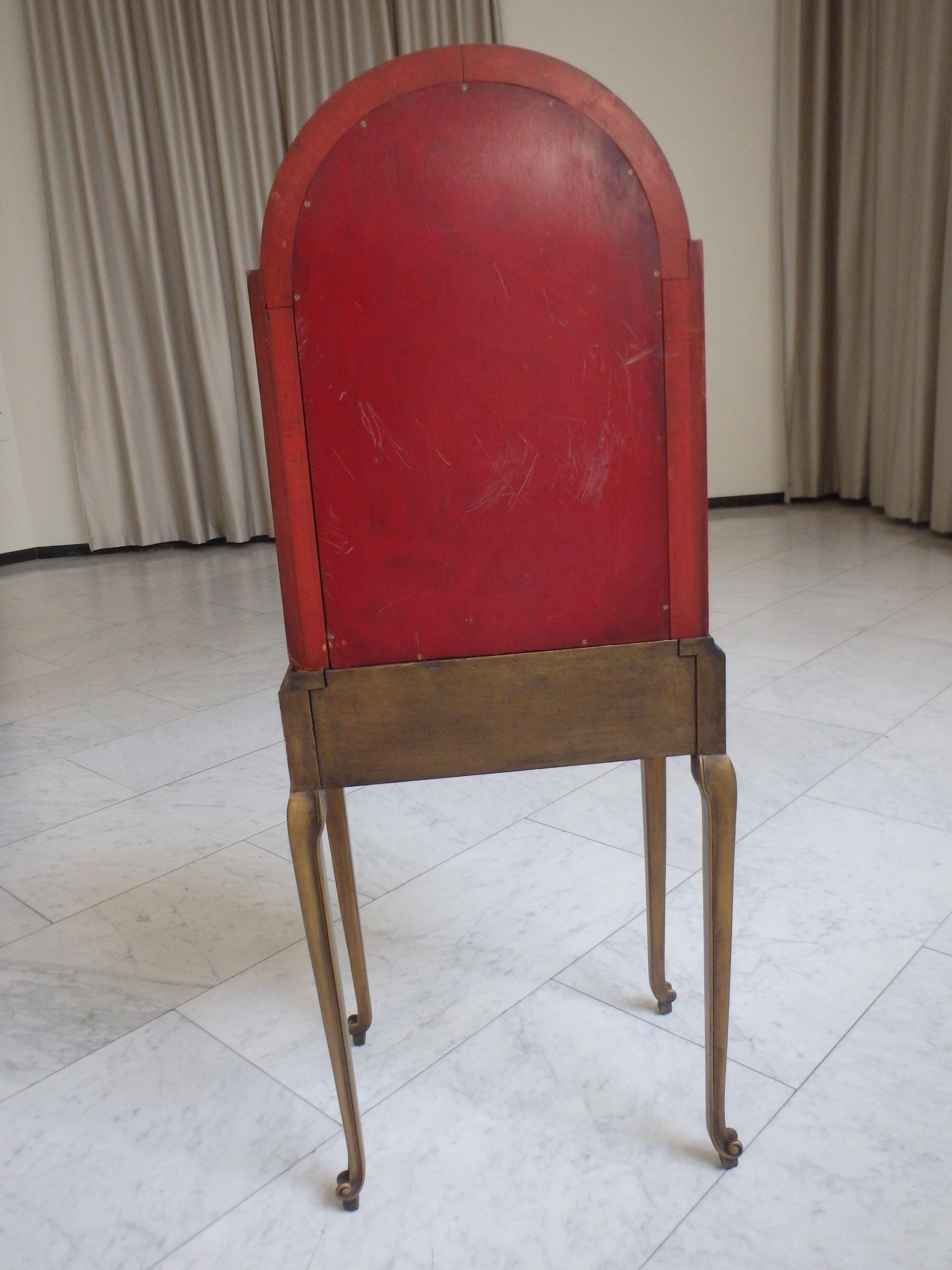 1920 elegant Japonisem red and gold dry bar with sculpted figures and pagodes For Sale 7