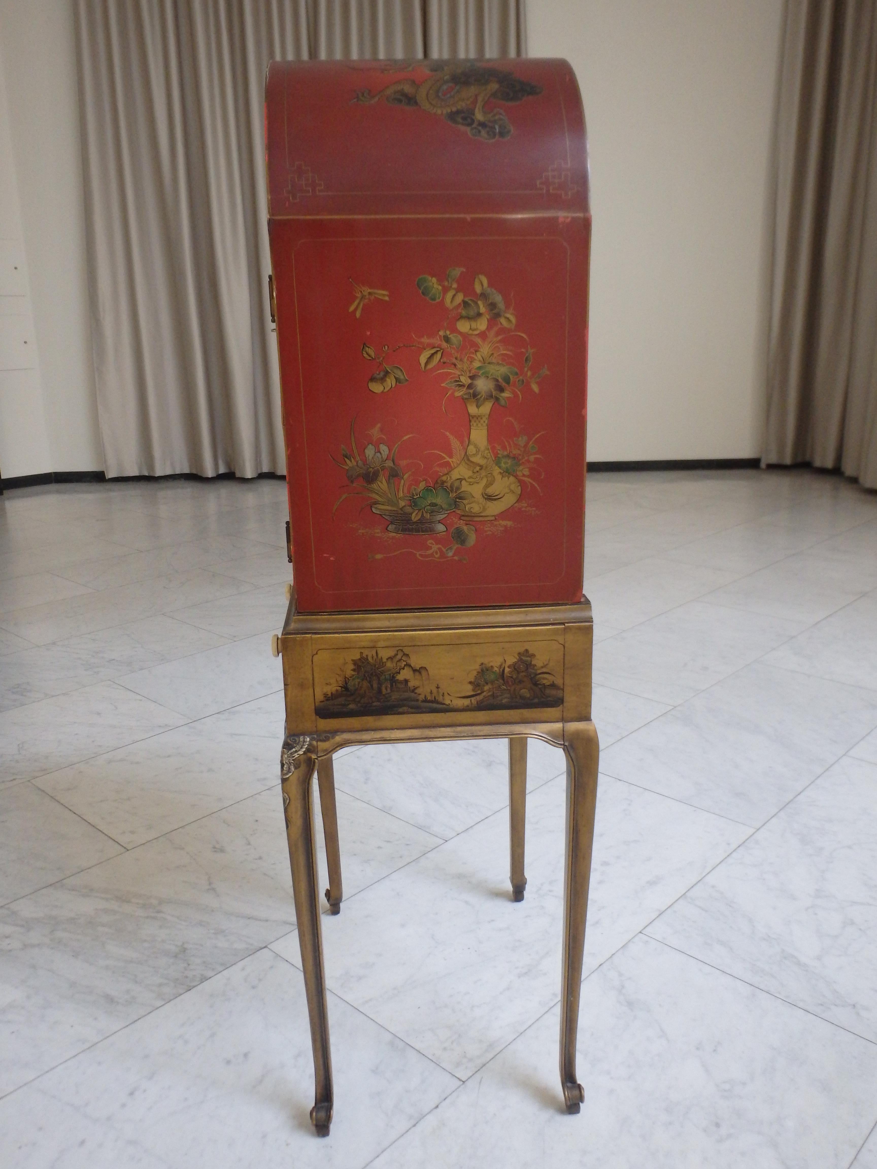 1920 elegant Japonisem red and gold dry bar with sculpted figures and pagodes For Sale 8