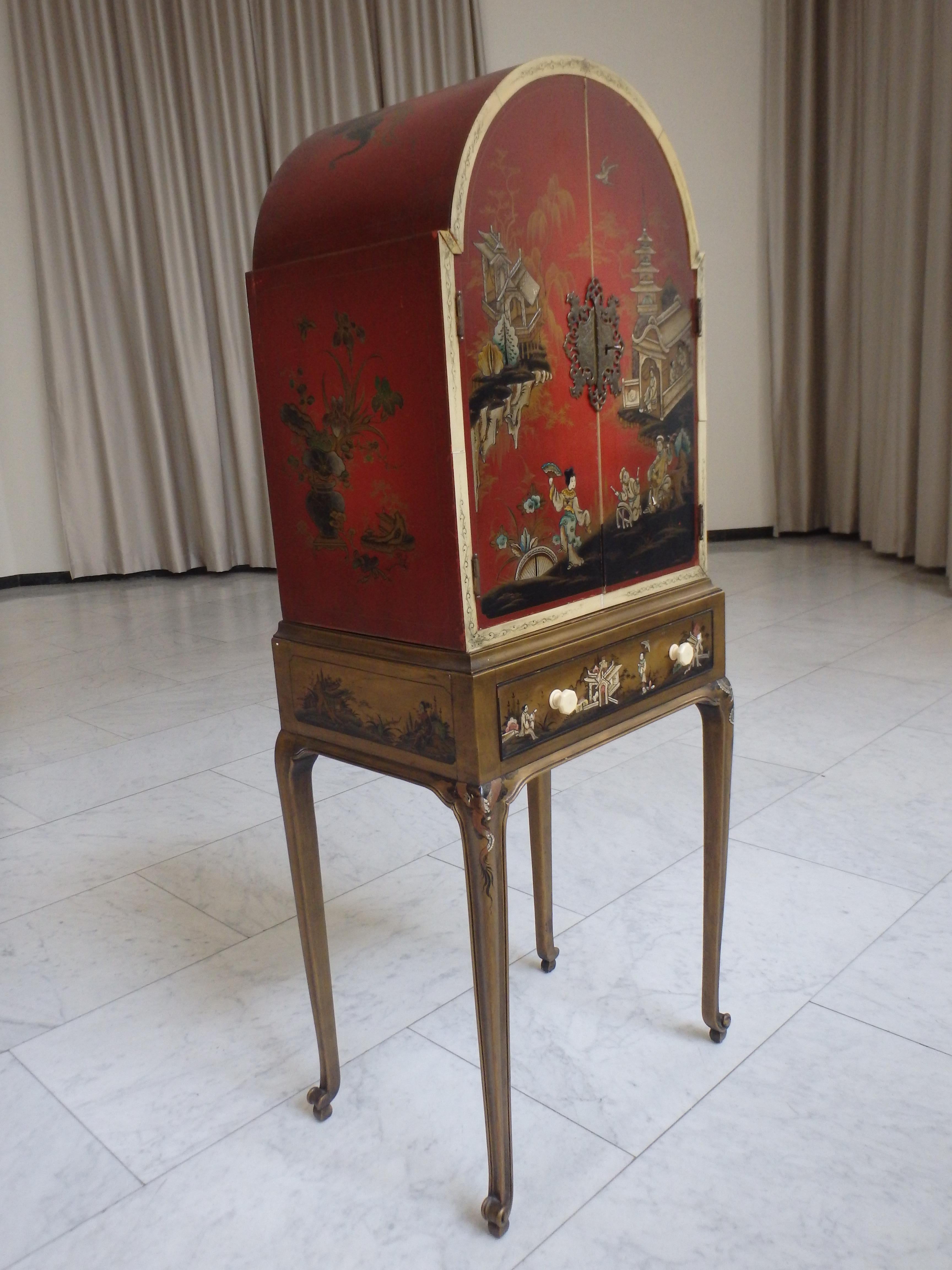 Japonisme 1920 elegant Japonisem red and gold dry bar with sculpted figures and pagodes For Sale