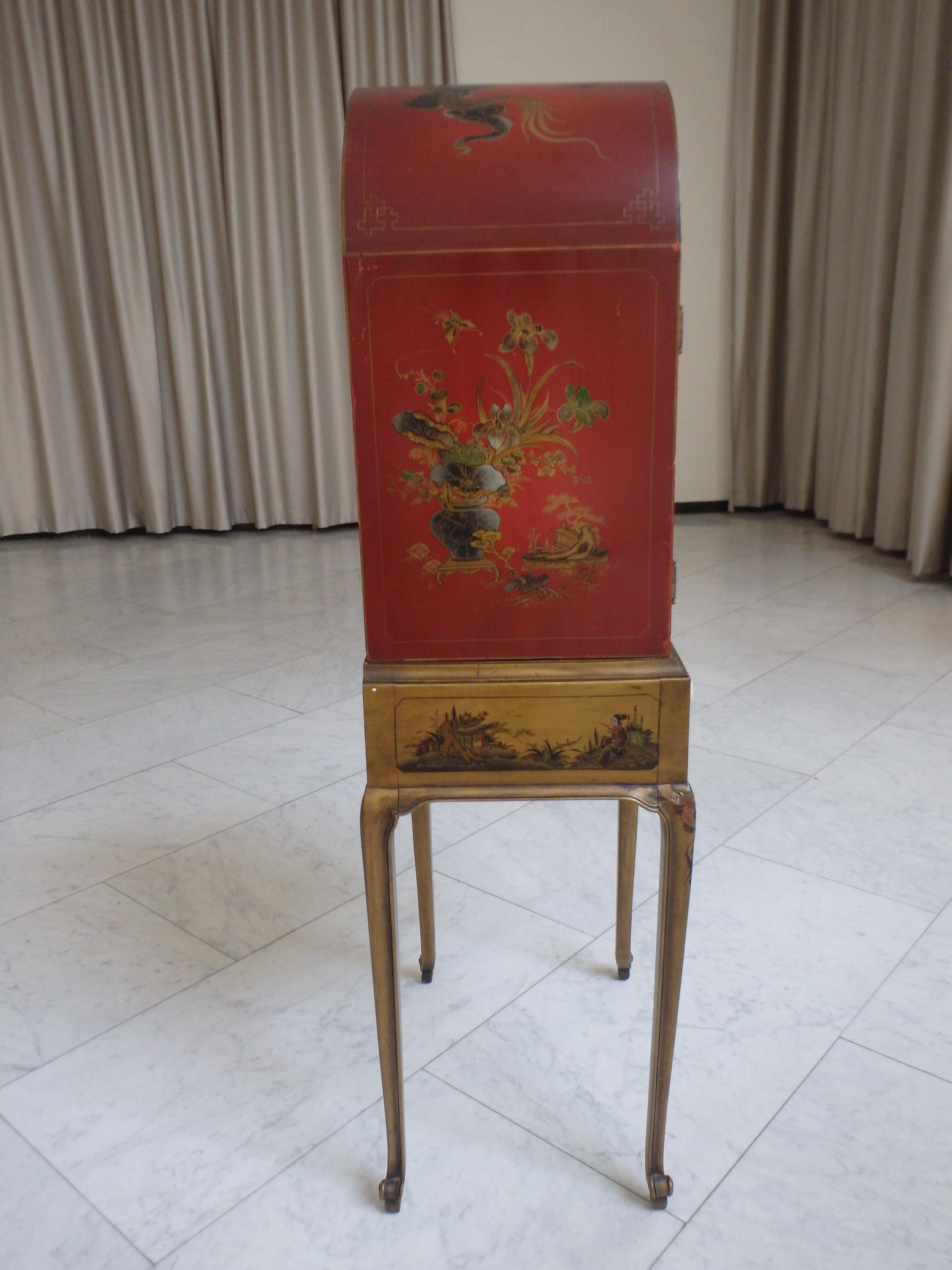 English 1920 elegant Japonisem red and gold dry bar with sculpted figures and pagodes For Sale
