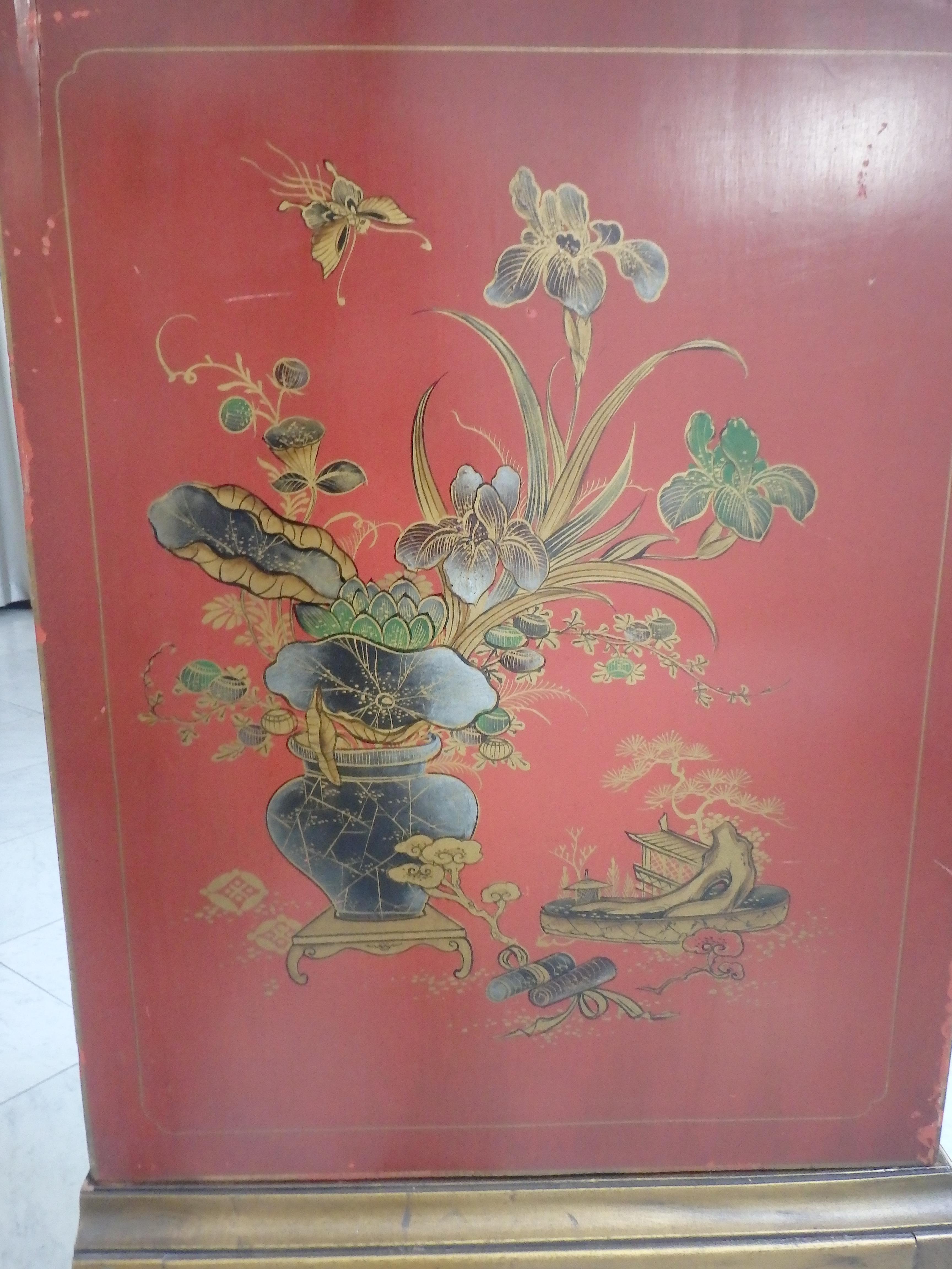1920 elegant Japonisem red and gold dry bar with sculpted figures and pagodes In Fair Condition For Sale In Weiningen, CH