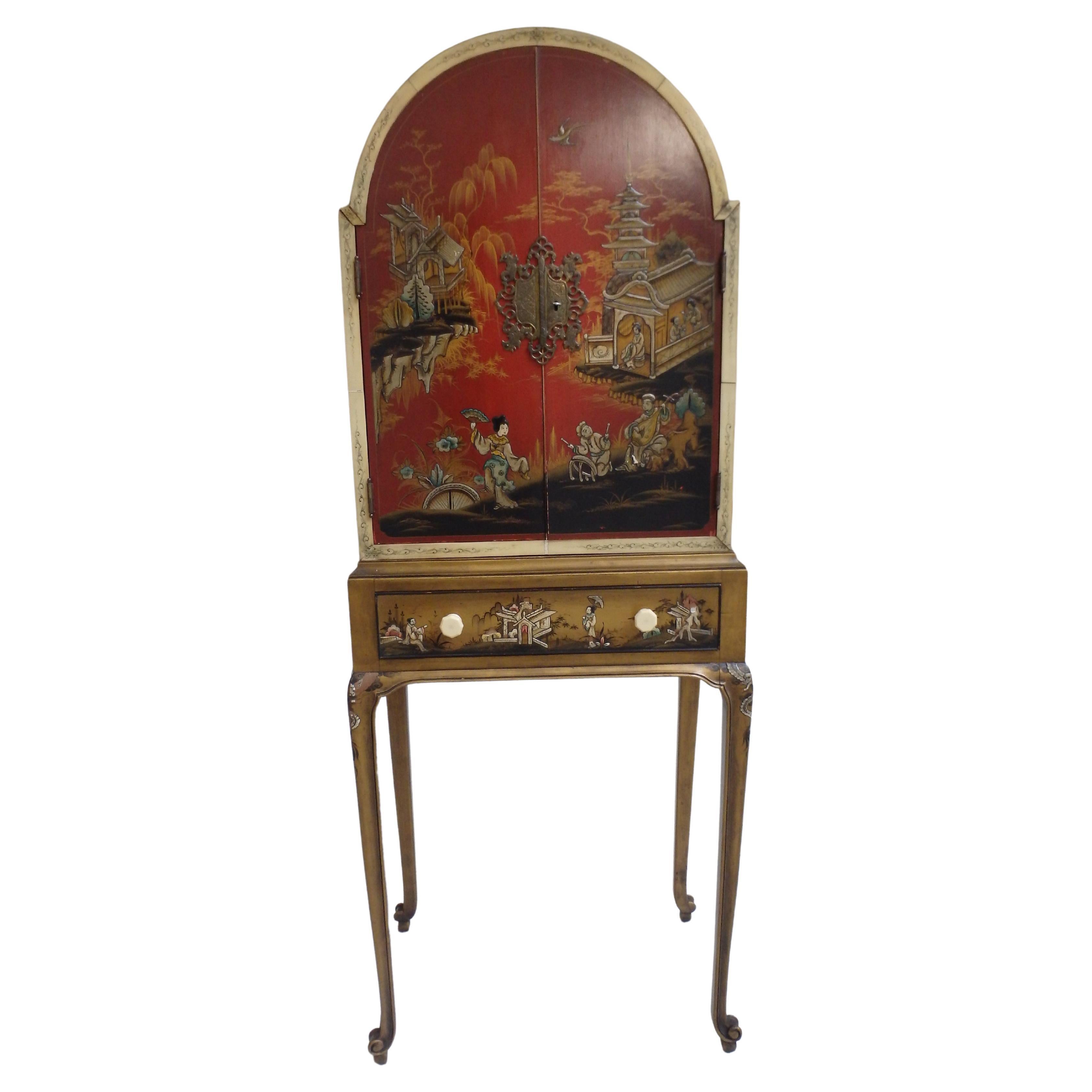 1920 elegant Japonisem red and gold dry bar with sculpted figures and pagodes im Angebot