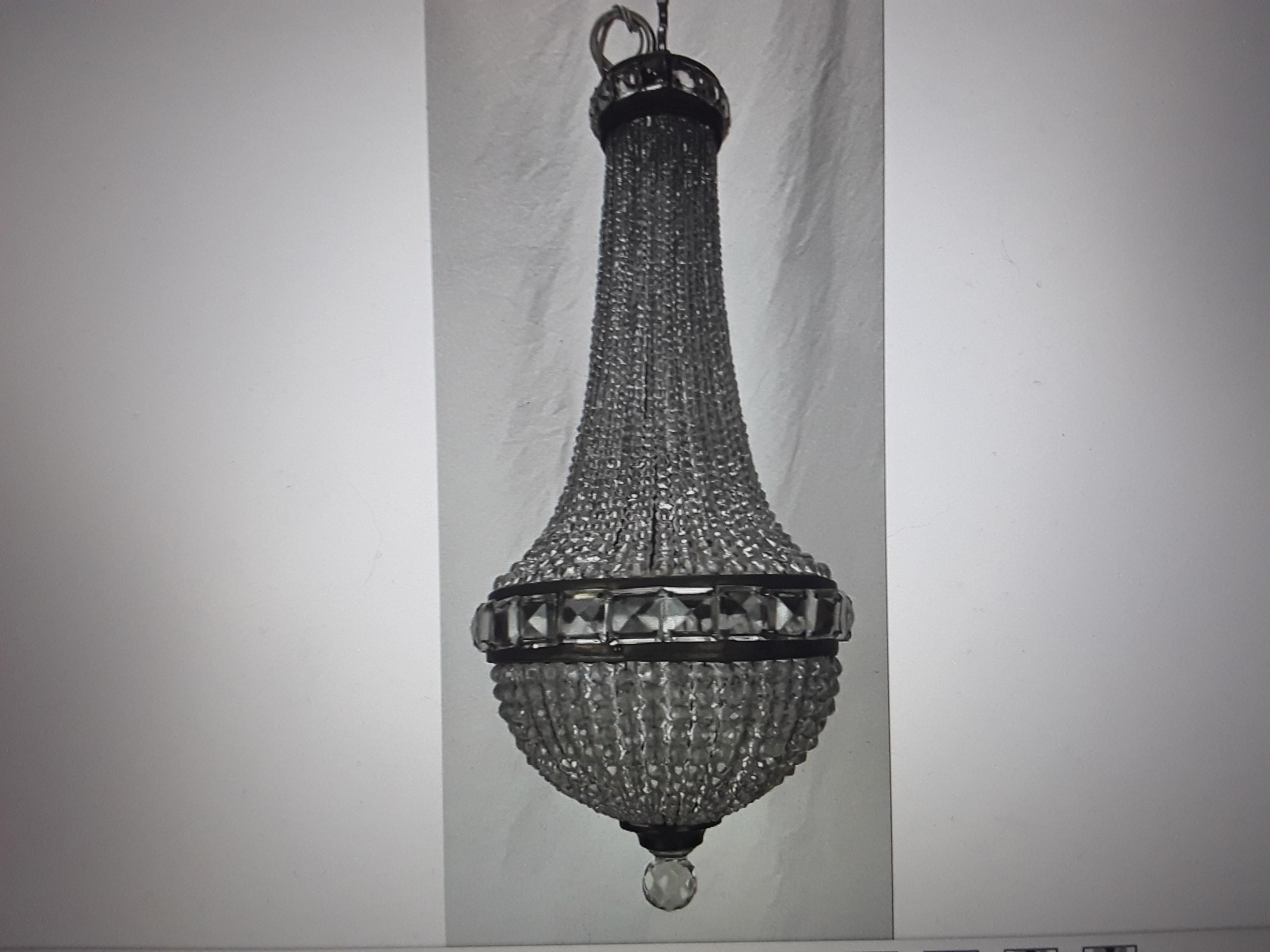 1920 Europäischer antiker Kronleuchter im Empire-Stil mit geschliffenem/perlenbesetztem Cascade-Kristall im Angebot 7