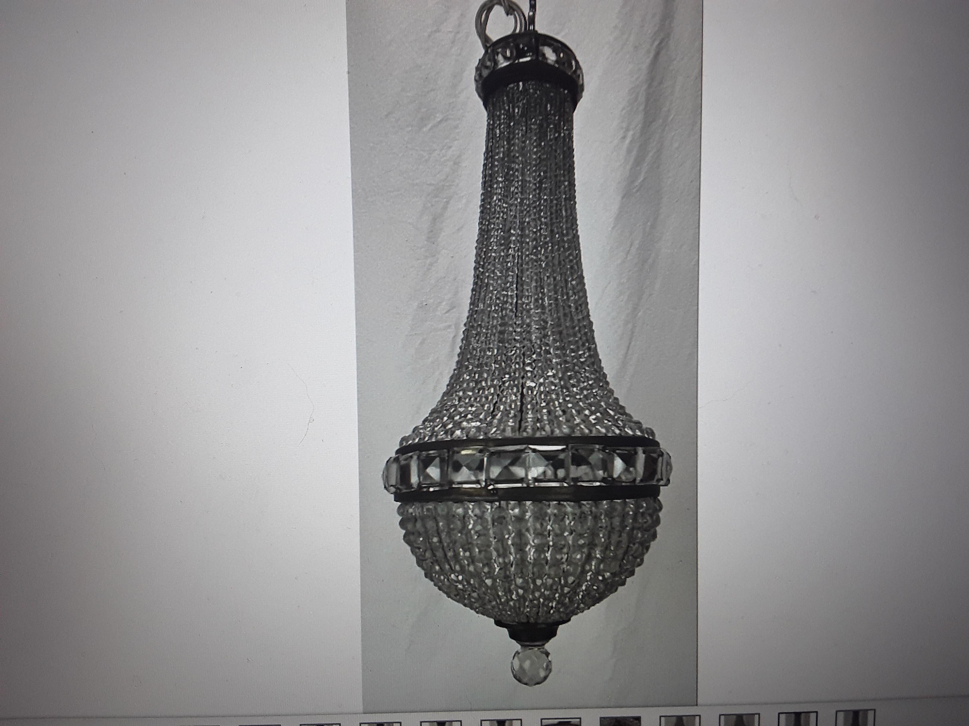 1920 Europäischer antiker Kronleuchter im Empire-Stil mit geschliffenem/perlenbesetztem Cascade-Kristall (Tschechisch) im Angebot