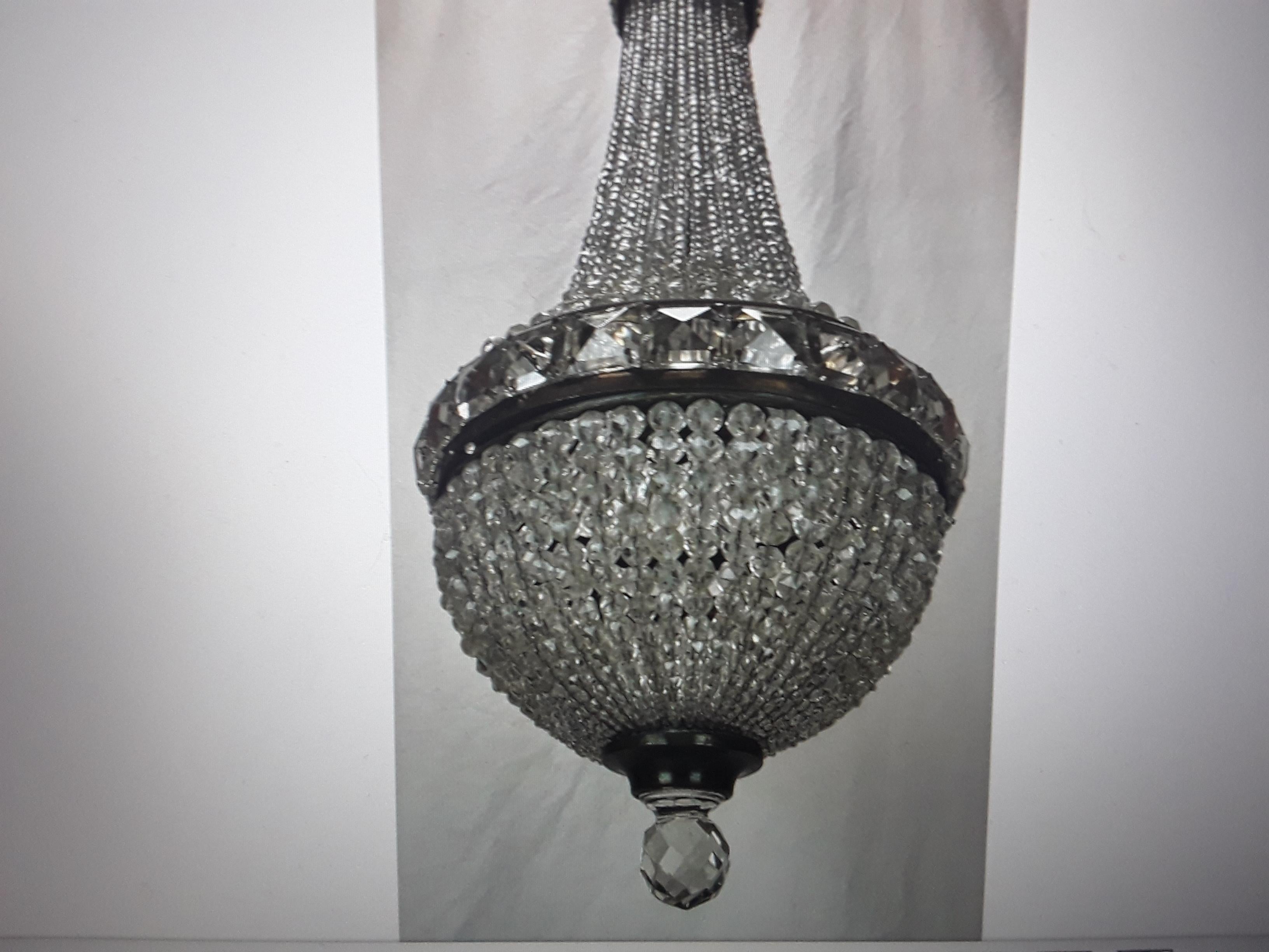 1920 Europäischer antiker Kronleuchter im Empire-Stil mit geschliffenem/perlenbesetztem Cascade-Kristall (Frühes 20. Jahrhundert) im Angebot