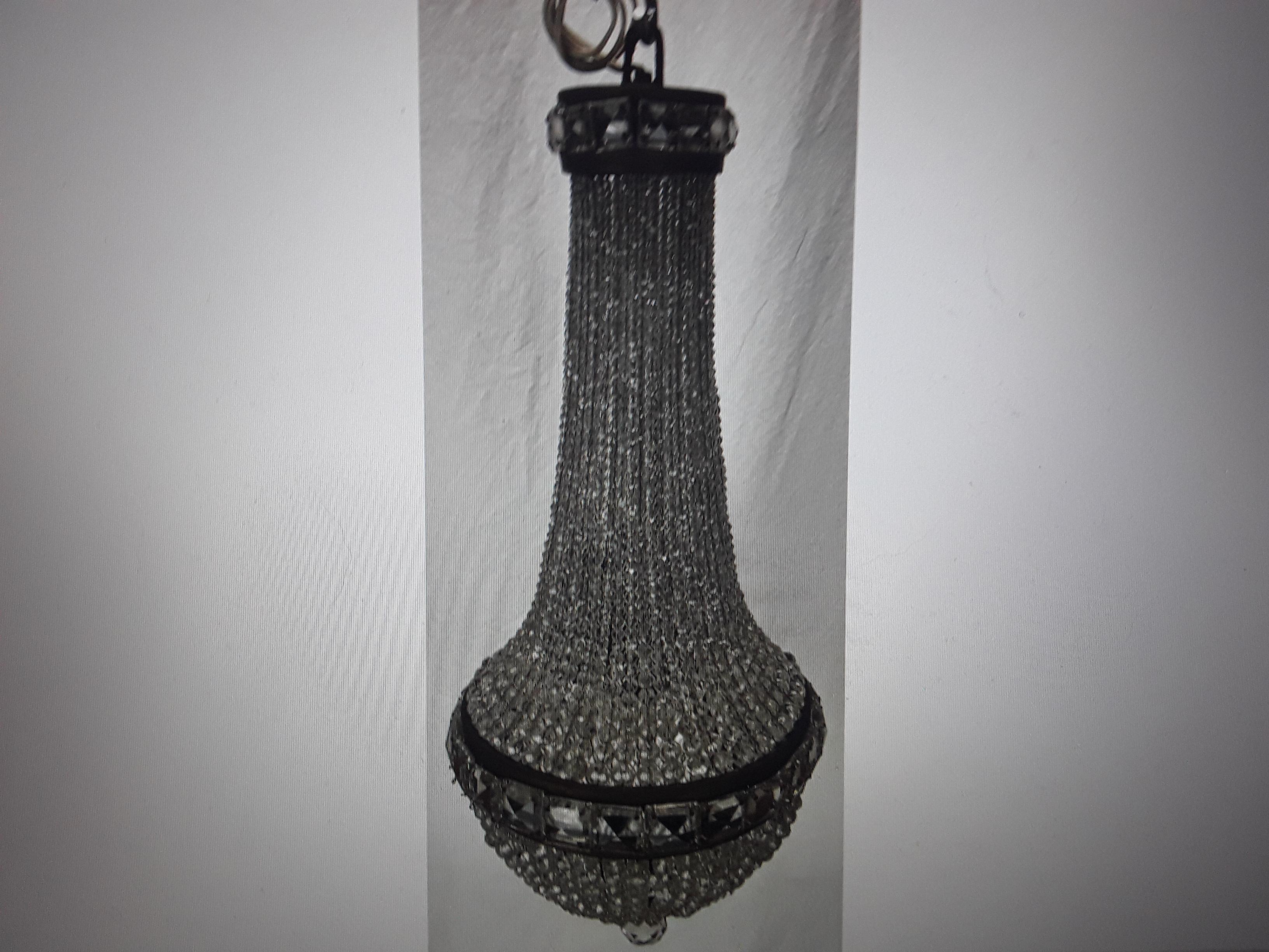 1920 Europäischer antiker Kronleuchter im Empire-Stil mit geschliffenem/perlenbesetztem Cascade-Kristall im Angebot 1