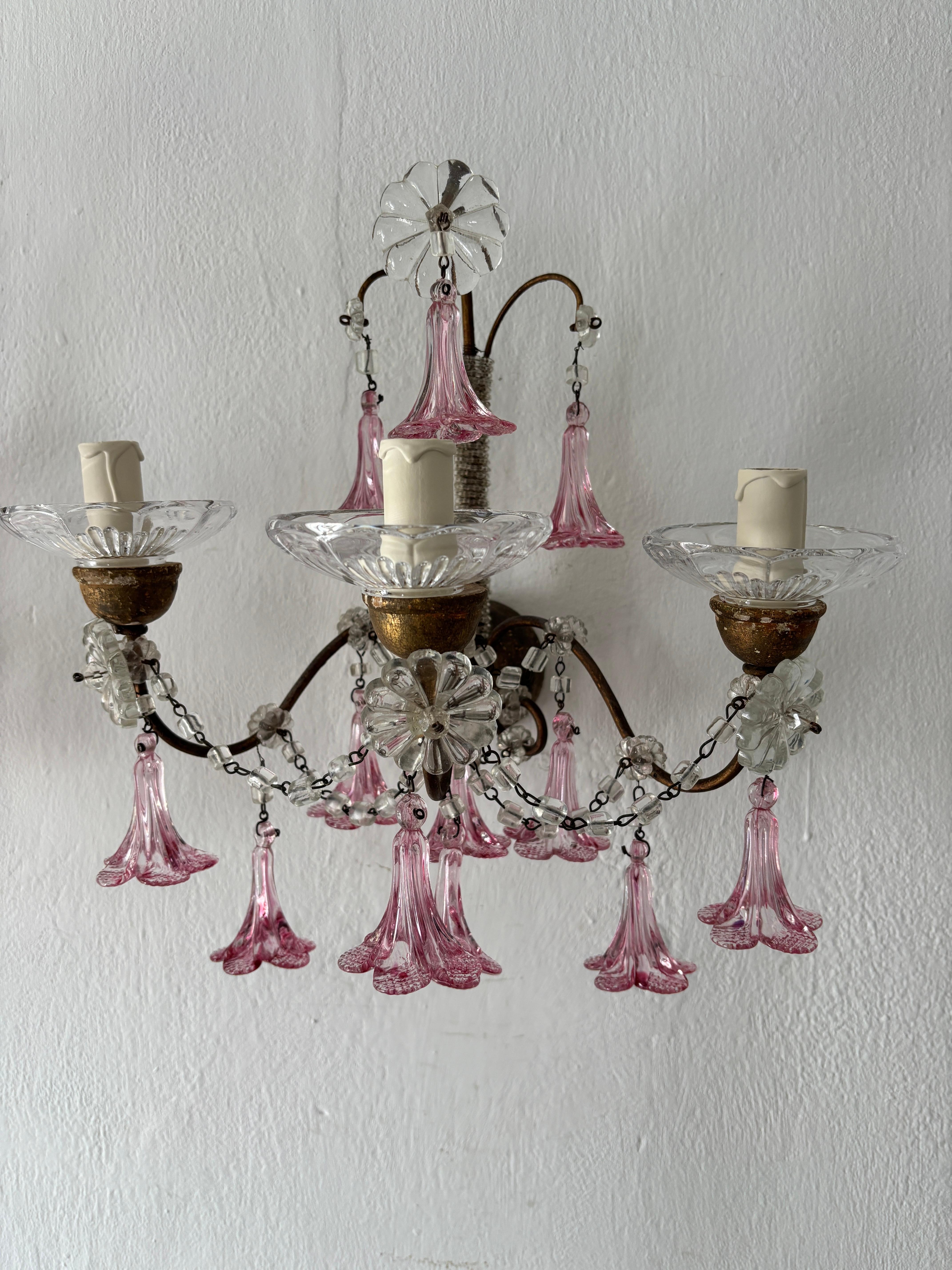 1920 French Baroque Pink Murano Drops 3 Lights Gilt Wood Micro Beaded Sconces In Good Condition For Sale In Firenze, Toscana