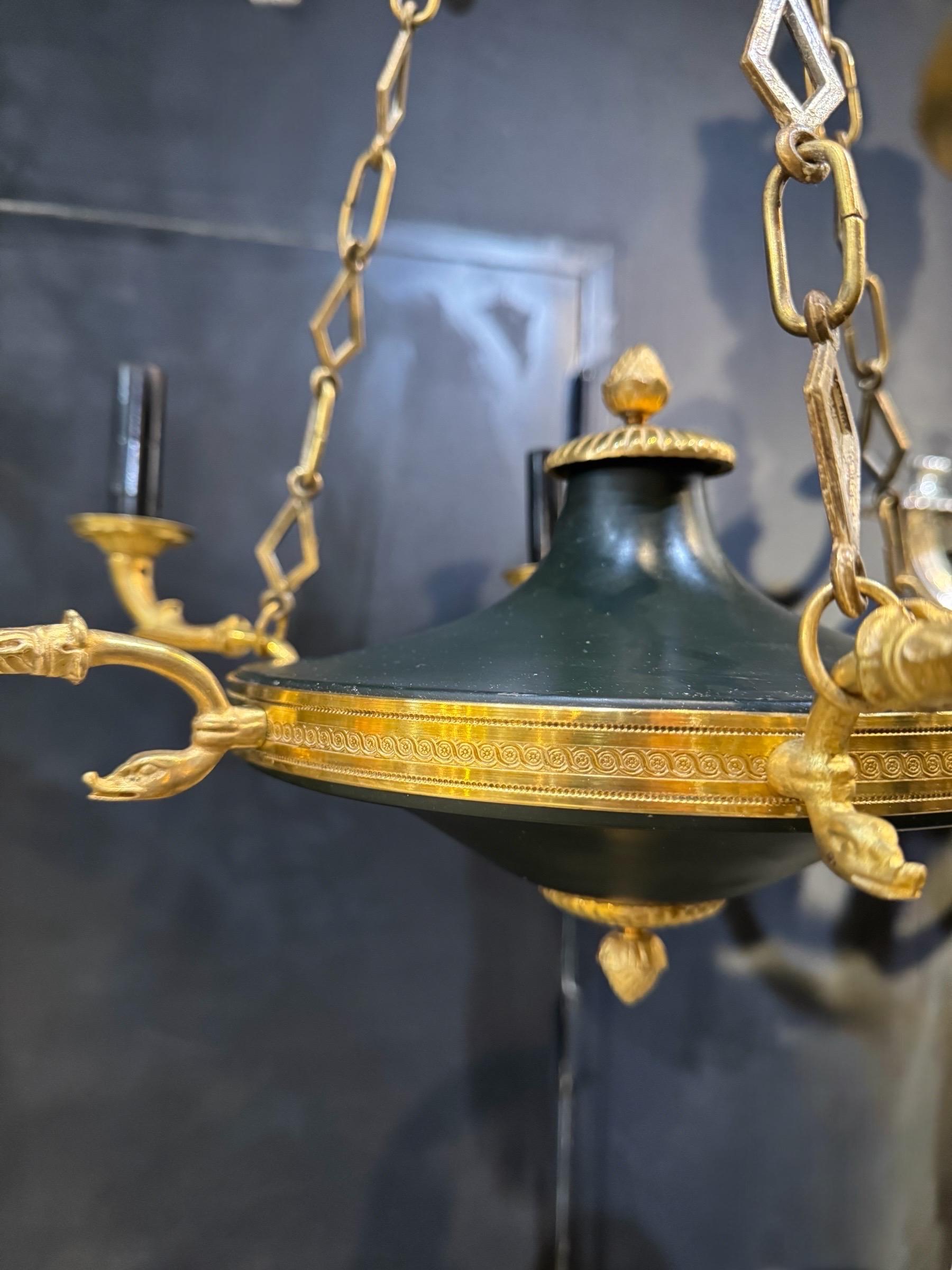 Piccolo lampadario in stile impero francese degli anni '20 circa con teste di cigno. Catene originali uniche. 6 luci. Colore della carrozzeria verde 