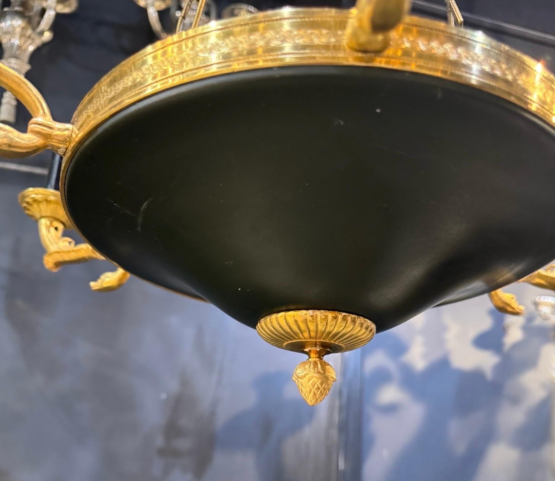 Stile impero 1920 Piccolo lampadario impero francese con teste di cigno a 6 luci in vendita