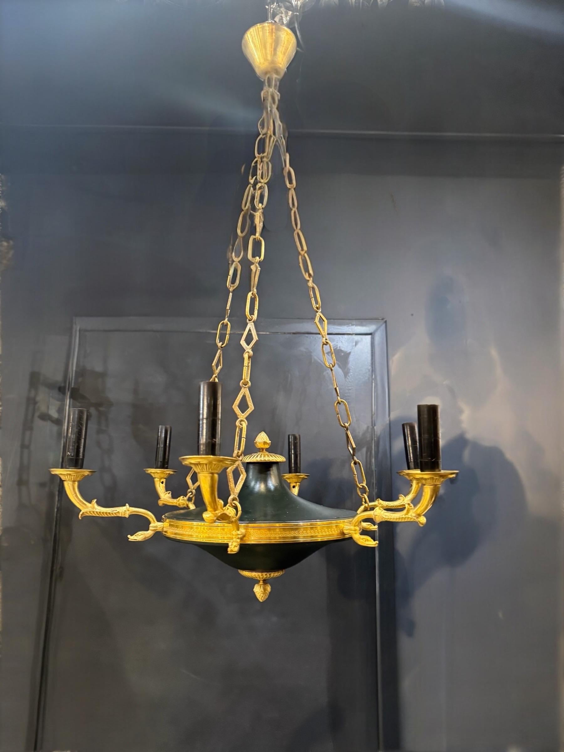 Francese 1920 Piccolo lampadario impero francese con teste di cigno a 6 luci in vendita