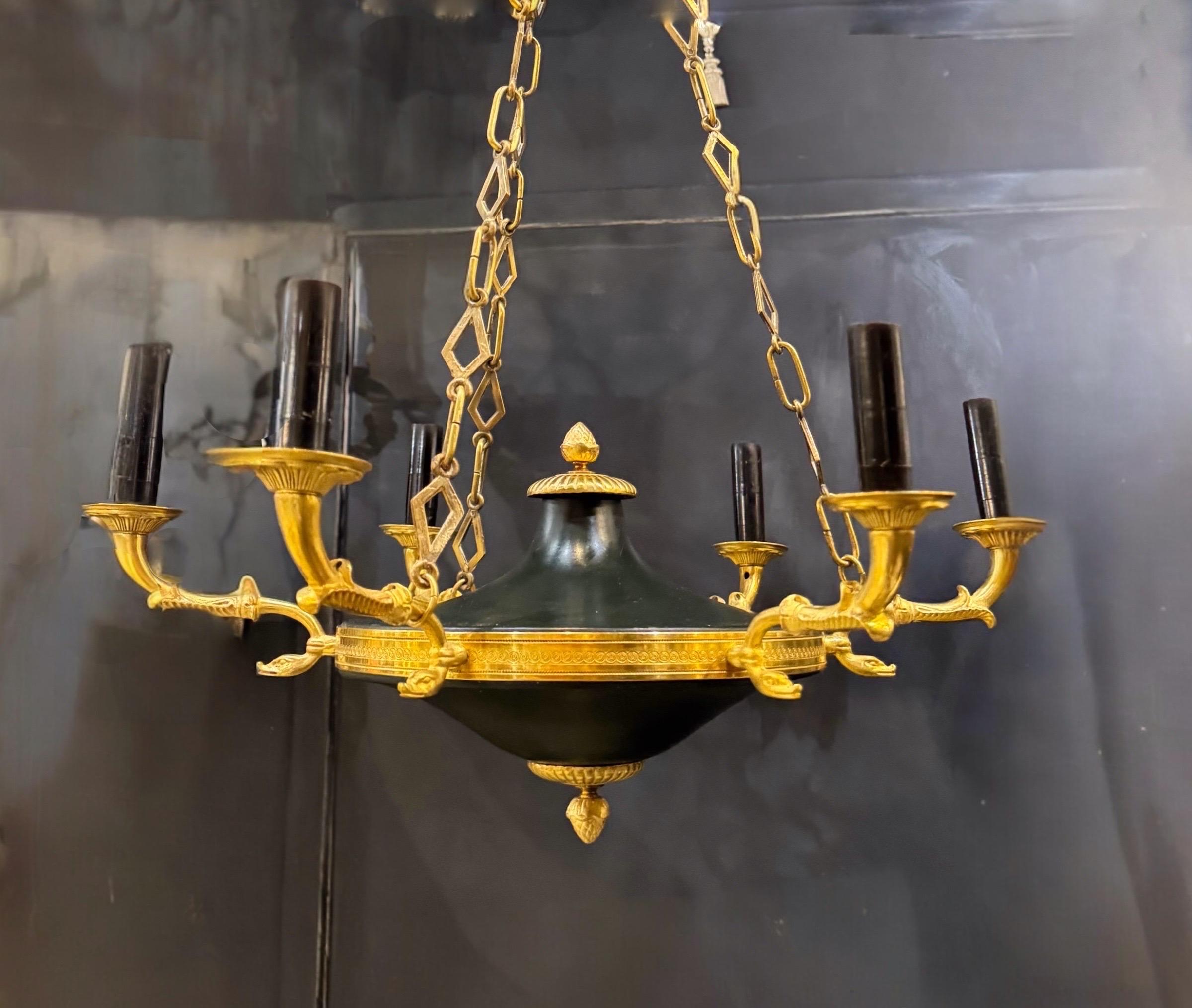 1920 Piccolo lampadario impero francese con teste di cigno a 6 luci In condizioni buone in vendita a New York, NY