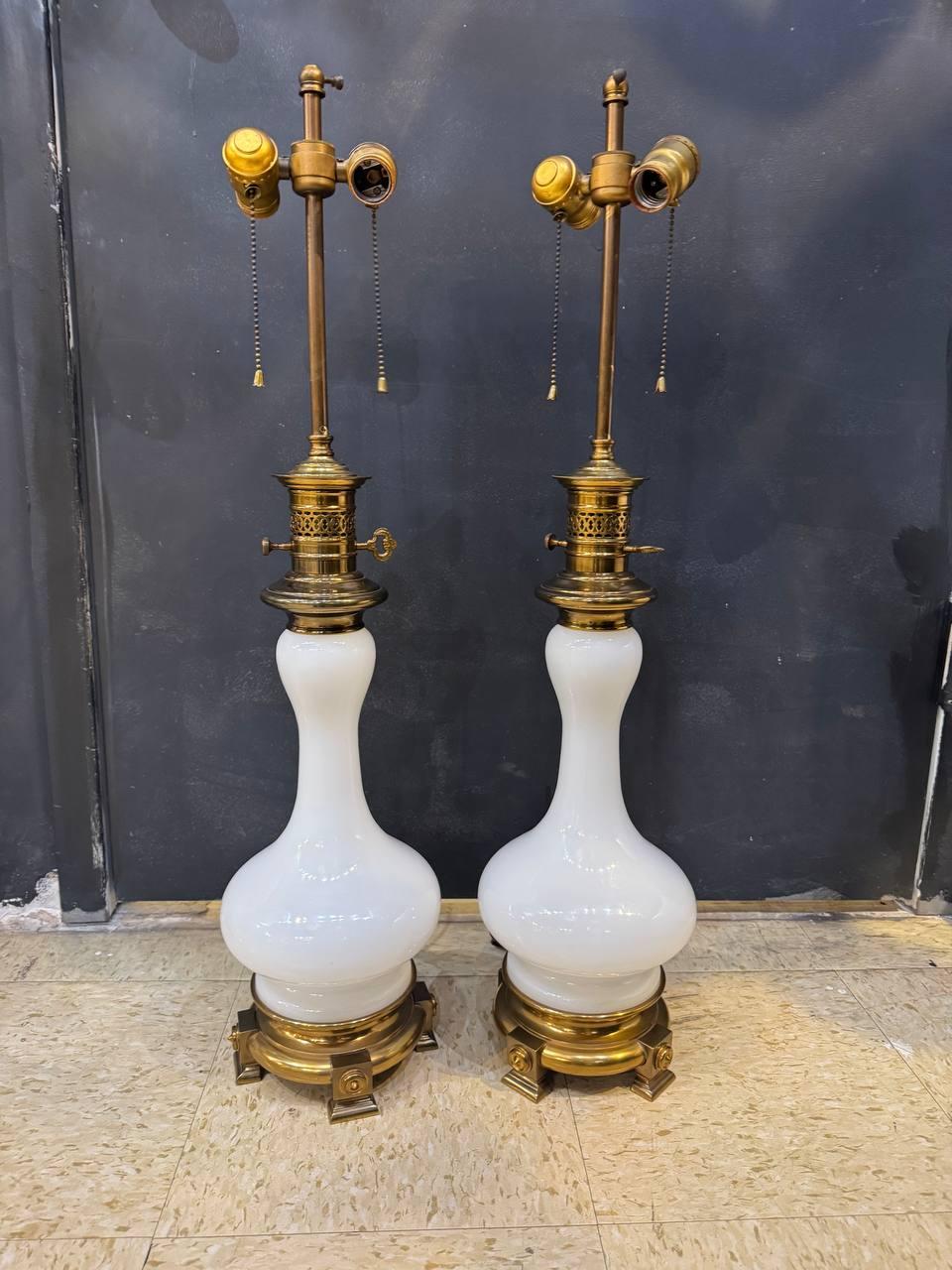 par de lámparas de sobremesa de cristal French Opaline de hacia 1920 con base de bronce
