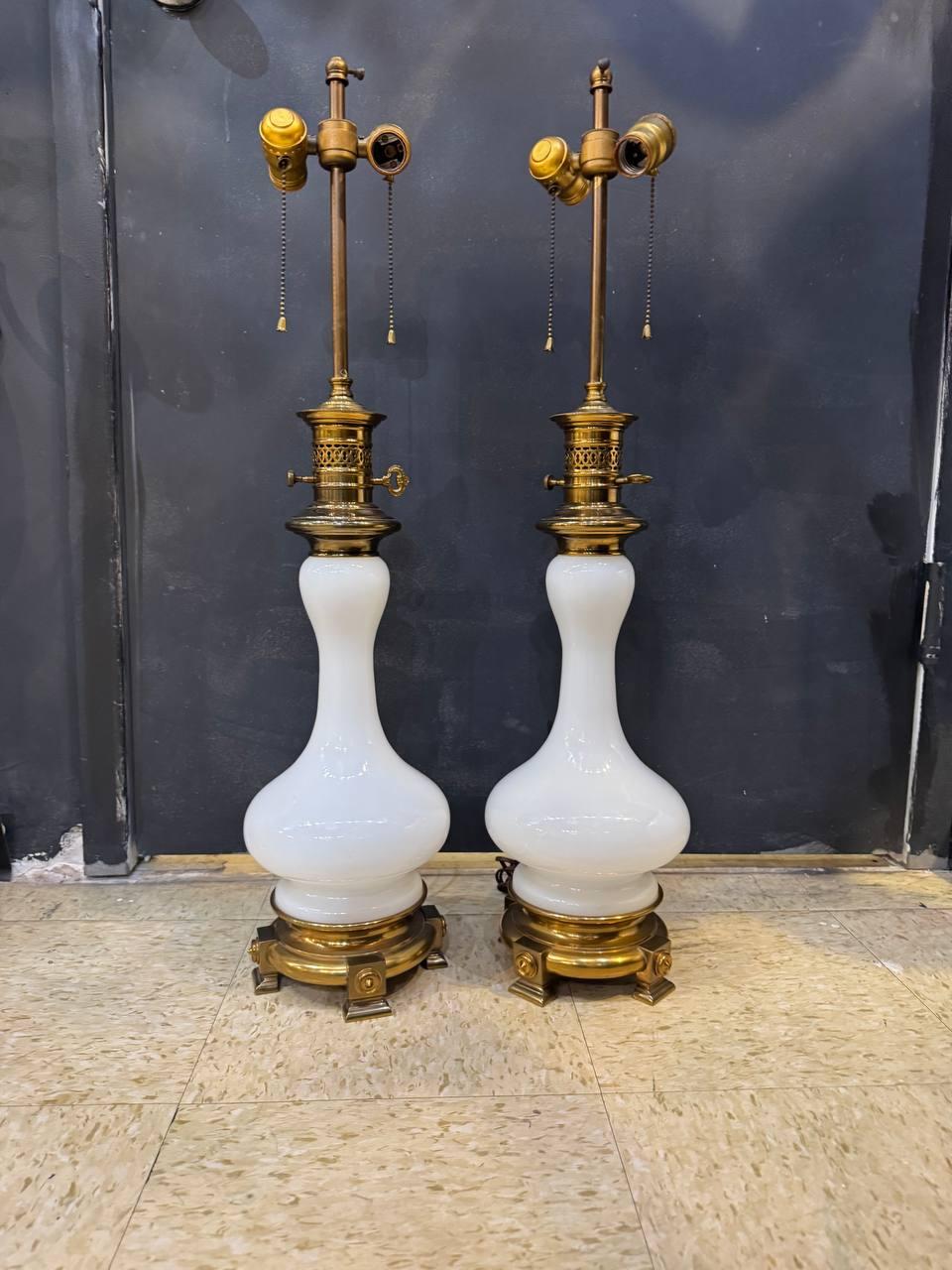 Lámparas de mesa francesas de cristal opalino de 1920 Provincial francés en venta