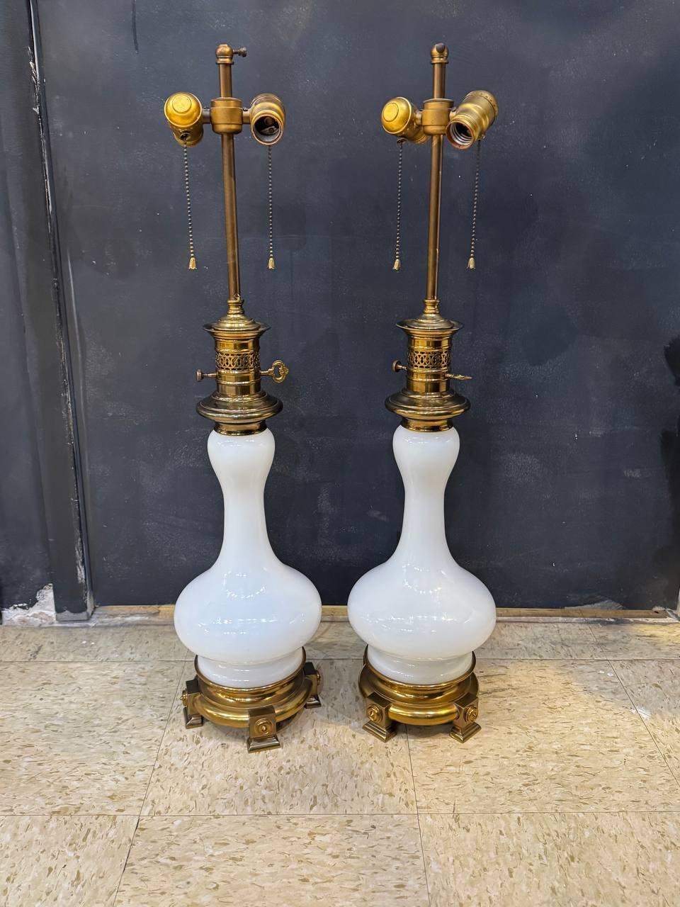 Lámparas de mesa francesas de cristal opalino de 1920 Francés en venta