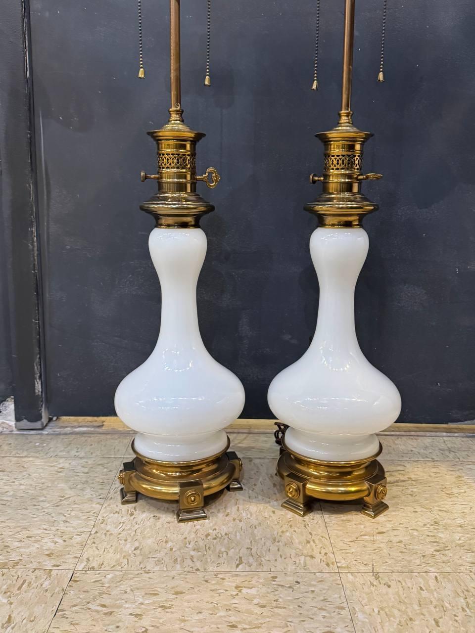 Lámparas de mesa francesas de cristal opalino de 1920 en Bueno estado para la venta en New York, NY