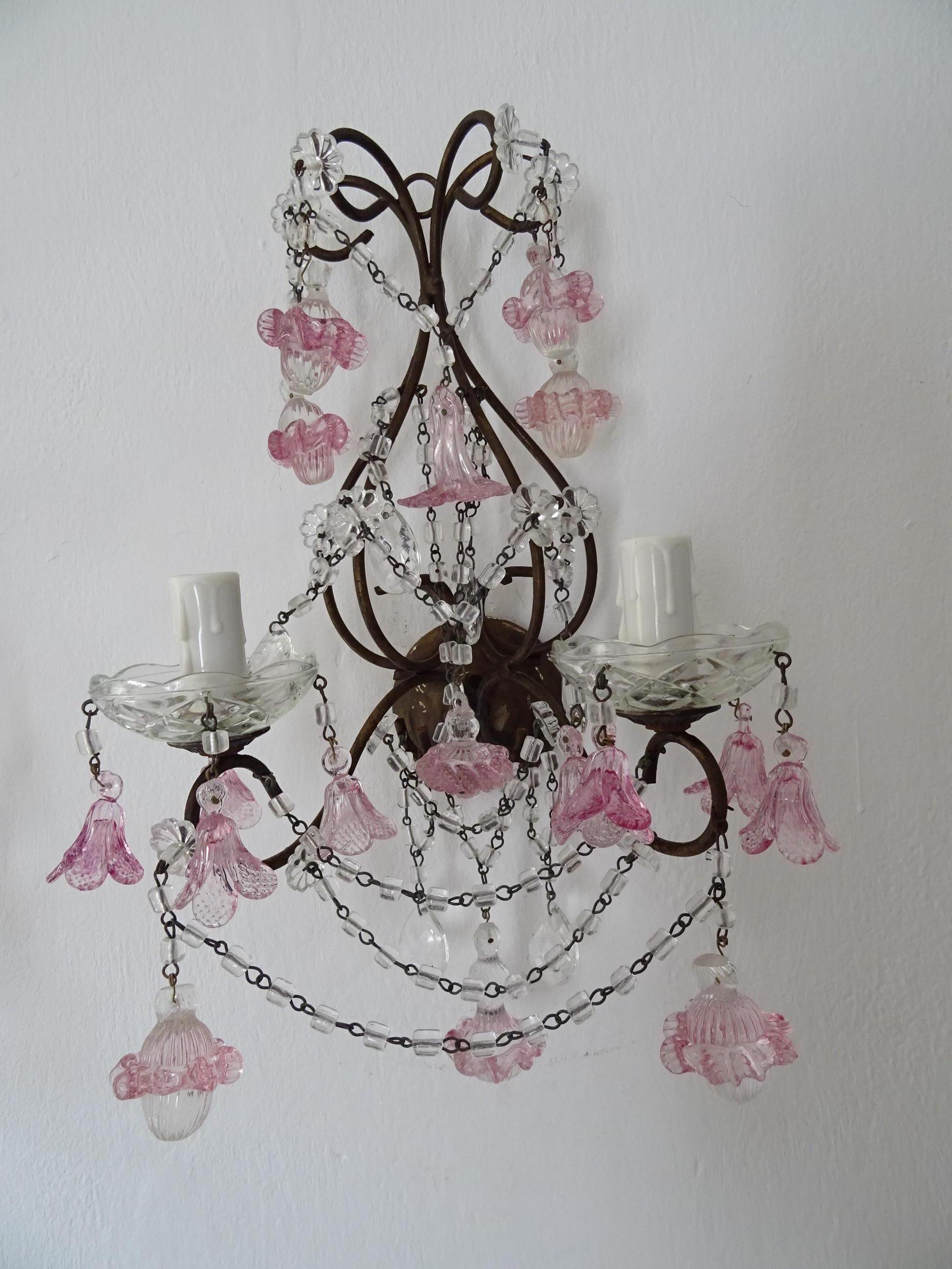 1920 French Pink Fuchsia Murano Balls & Ribbons Giltwood Crystal Prisms Sconces In Good Condition For Sale In Modena (MO), Modena (Mo)