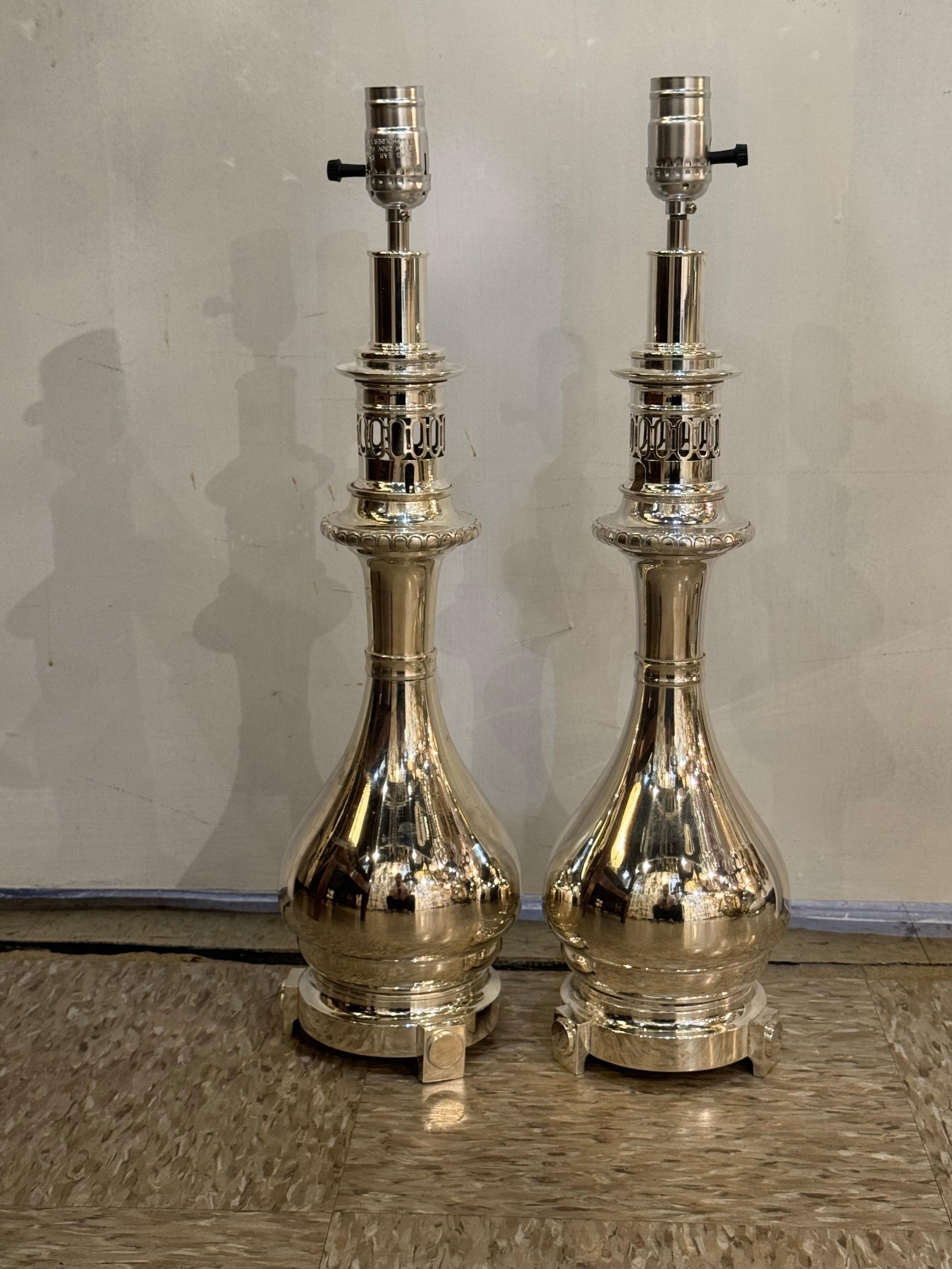 Circa 1920 Paire de lampes de table françaises en métal argenté