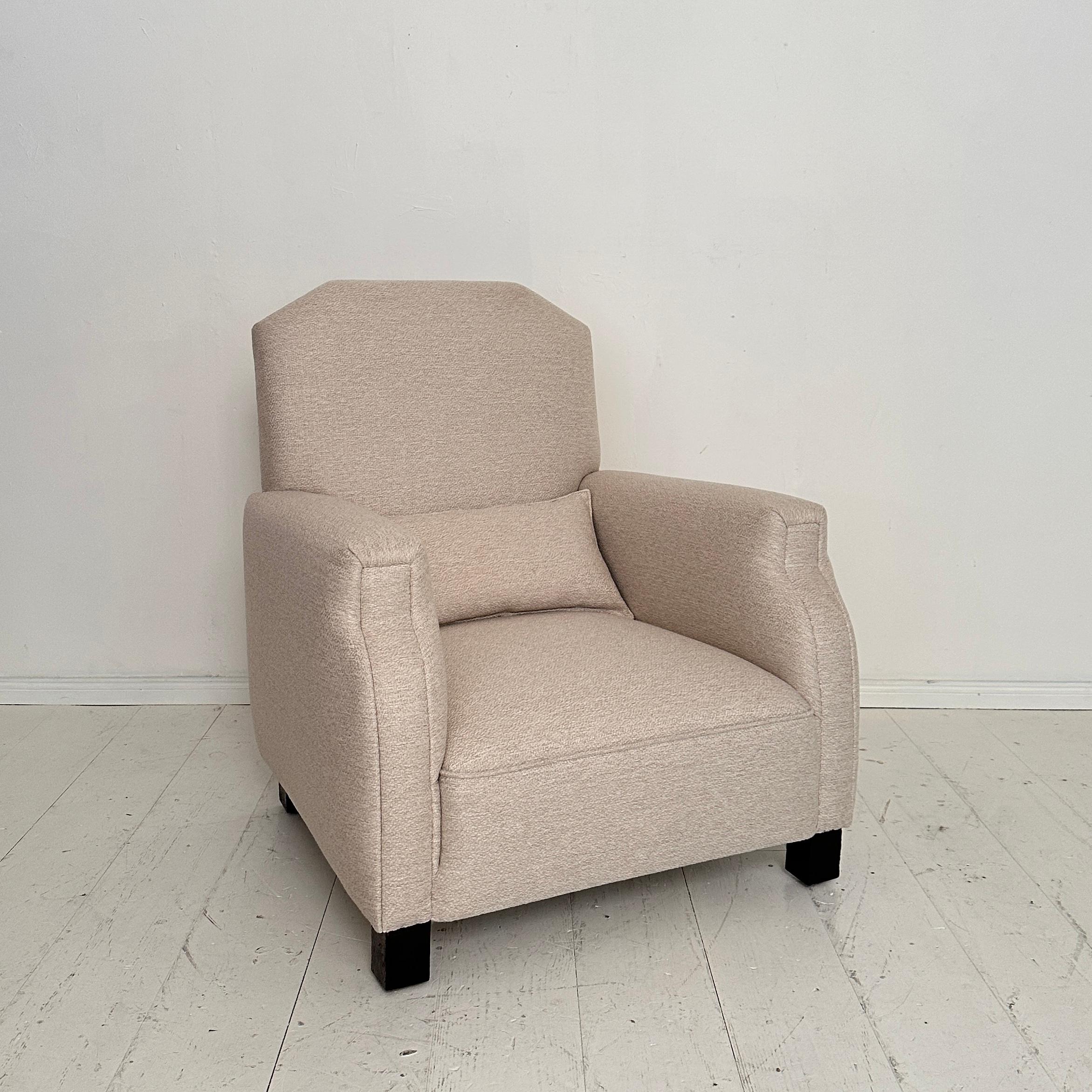 Ce fauteuil Art déco allemand, fabriqué à l'origine à Berlin dans les années 1920, a été soigneusement retapissé dans un tissu blanc impeccable, ce qui donne une nouvelle vie à son design intemporel. Exemple parfait de l'artisanat du début du XXe
