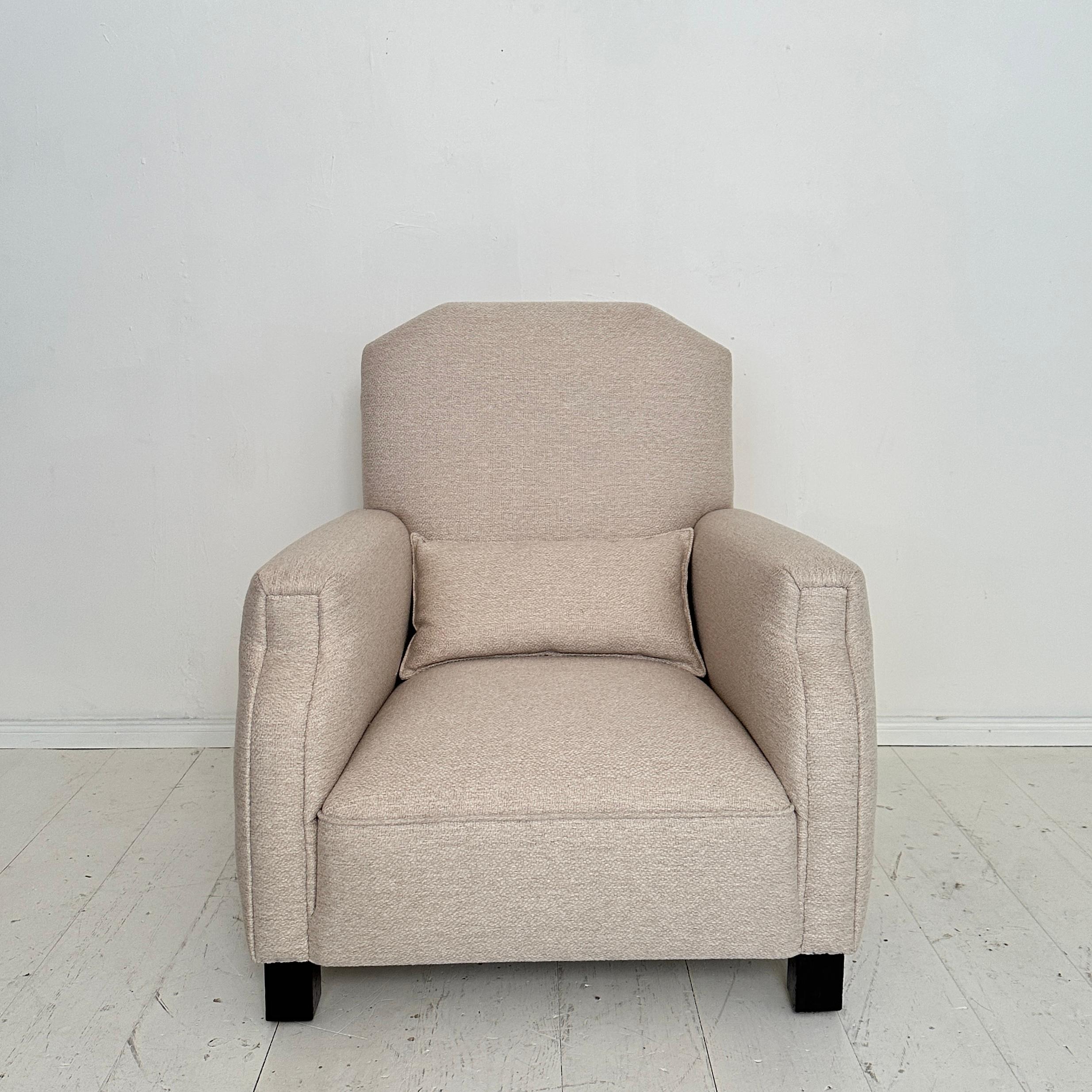 Français Fauteuil Art déco allemand des années 1920, retapissé en tissu blanc, Berlin, années 1920 en vente