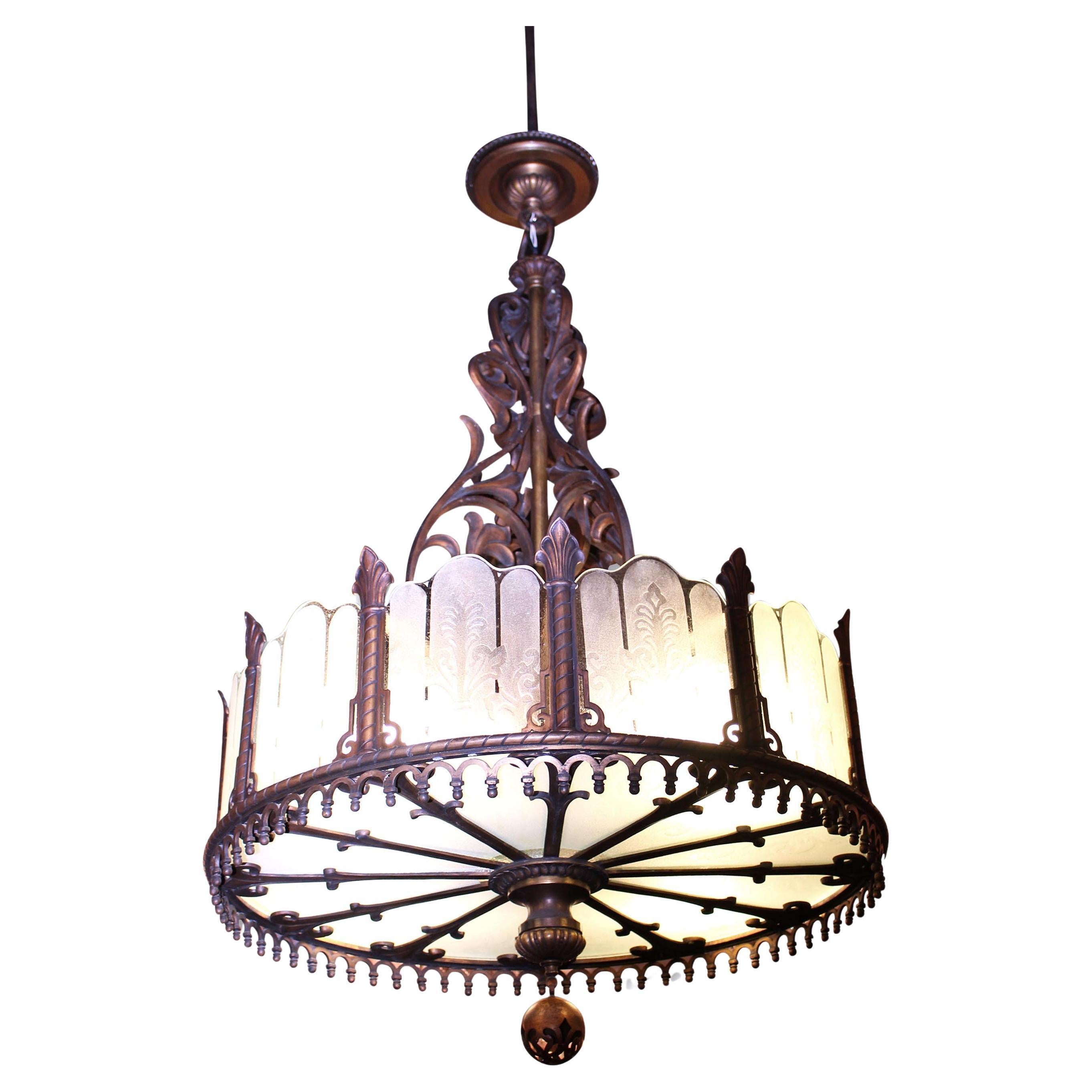 1920 Grande lampadario Art Deco in bronzo con vetro inciso da Port Arthur Texas in vendita