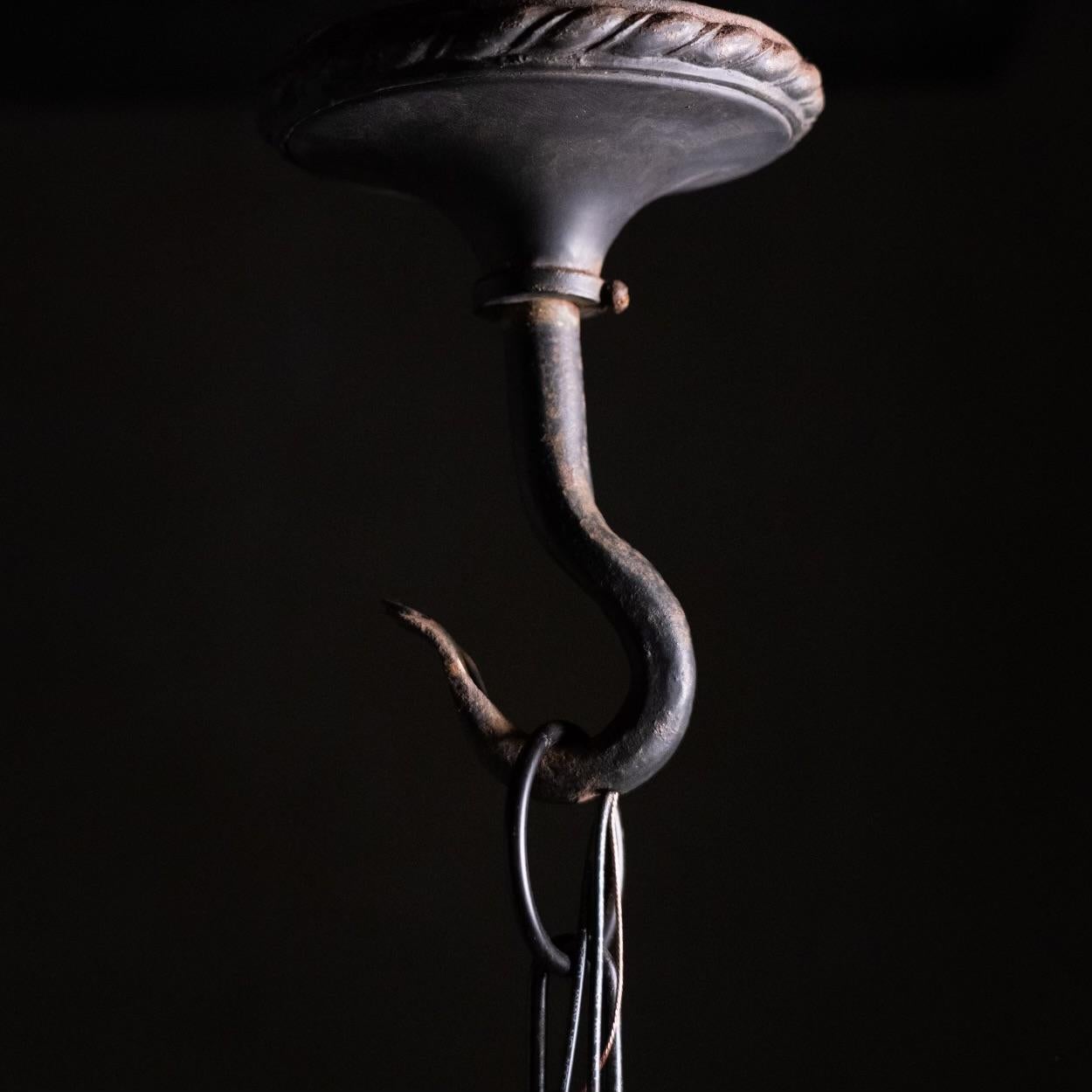 Ein schönes Eisen gotische Pendelleuchte aus Italien mit schönen Bronze dekorative Details mit original Milchglasscheiben ..dies ist eine solide gute Licht bereit für die Installation getestet und CSA komplett .

AUS EINER PRIVATSAMMLUNG ERWORBEN 