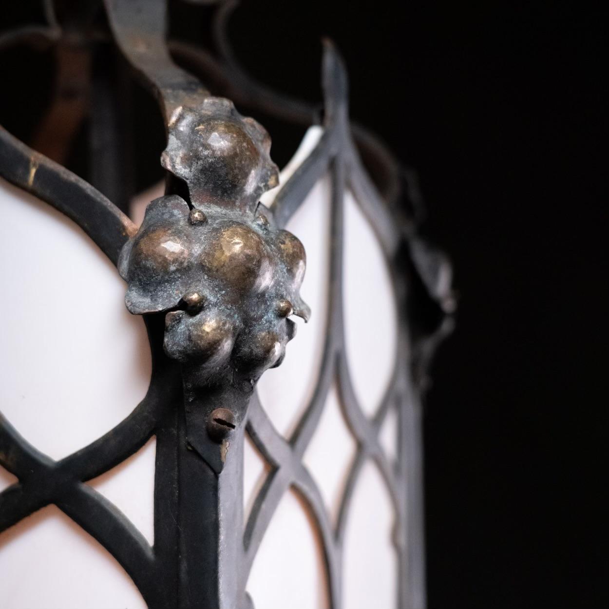 Milieu du XXe siècle Lanterne suspendue en fer de style Revive gothique italien de 1920  en vente