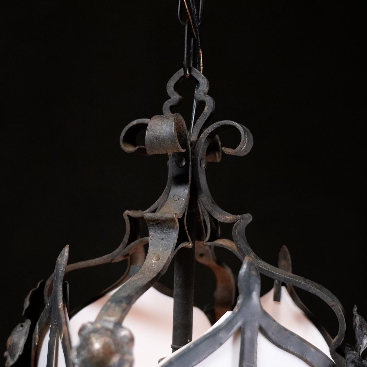 Lanterne suspendue en fer de style Revive gothique italien de 1920  en vente 1