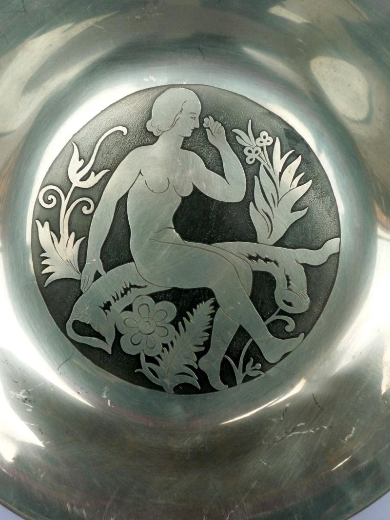 Art Deco Teller
Einfach Andersen
Dänemark, 1920

Zinnteller
Eingravierte Dekoration
Sehr gute Beschaffenheit
Leichte Oberflächenkratzer
jUST