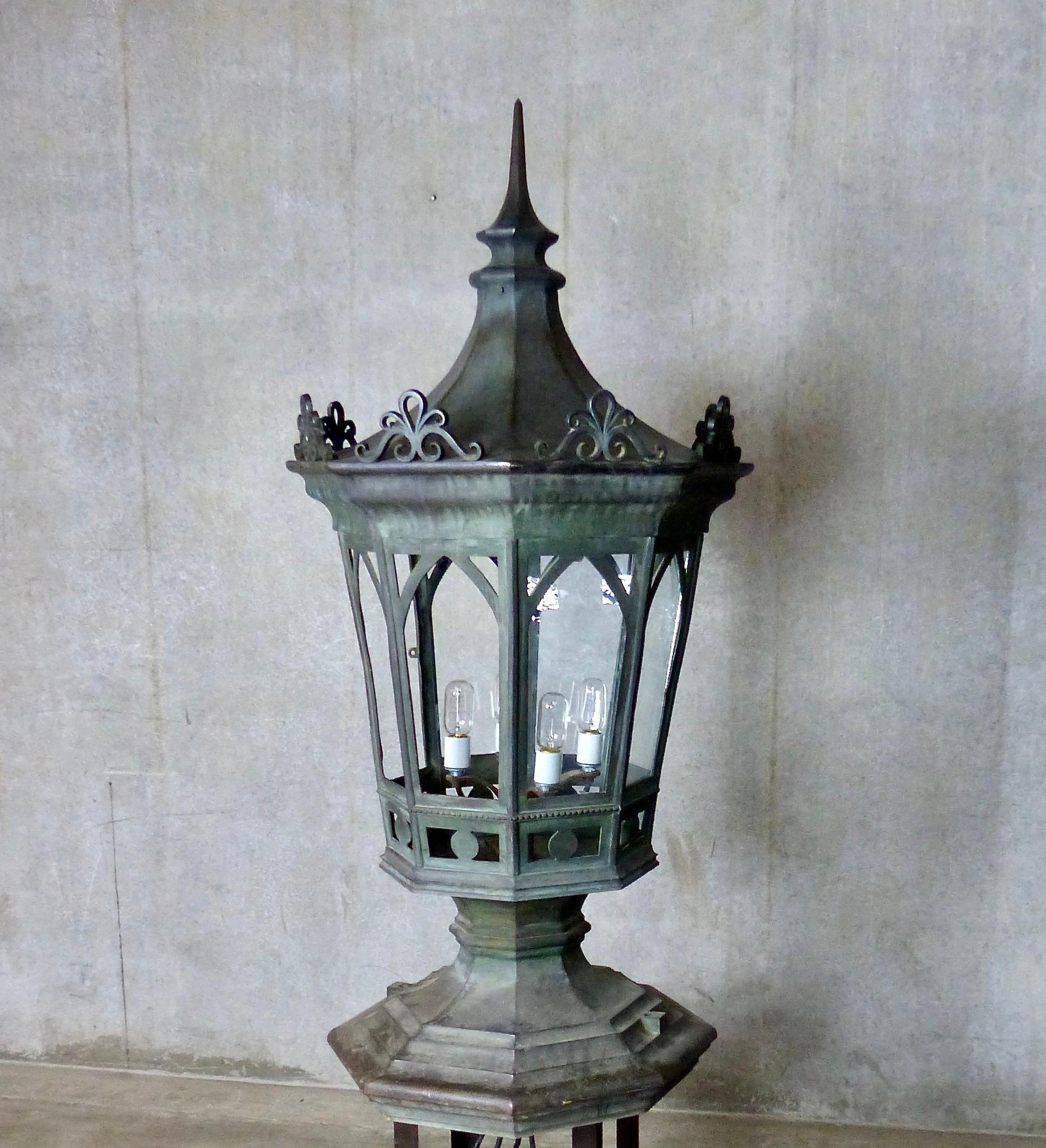 Victorien Grande lanterne extérieure octogonale ancienne en bronze massif de 1920 en vente