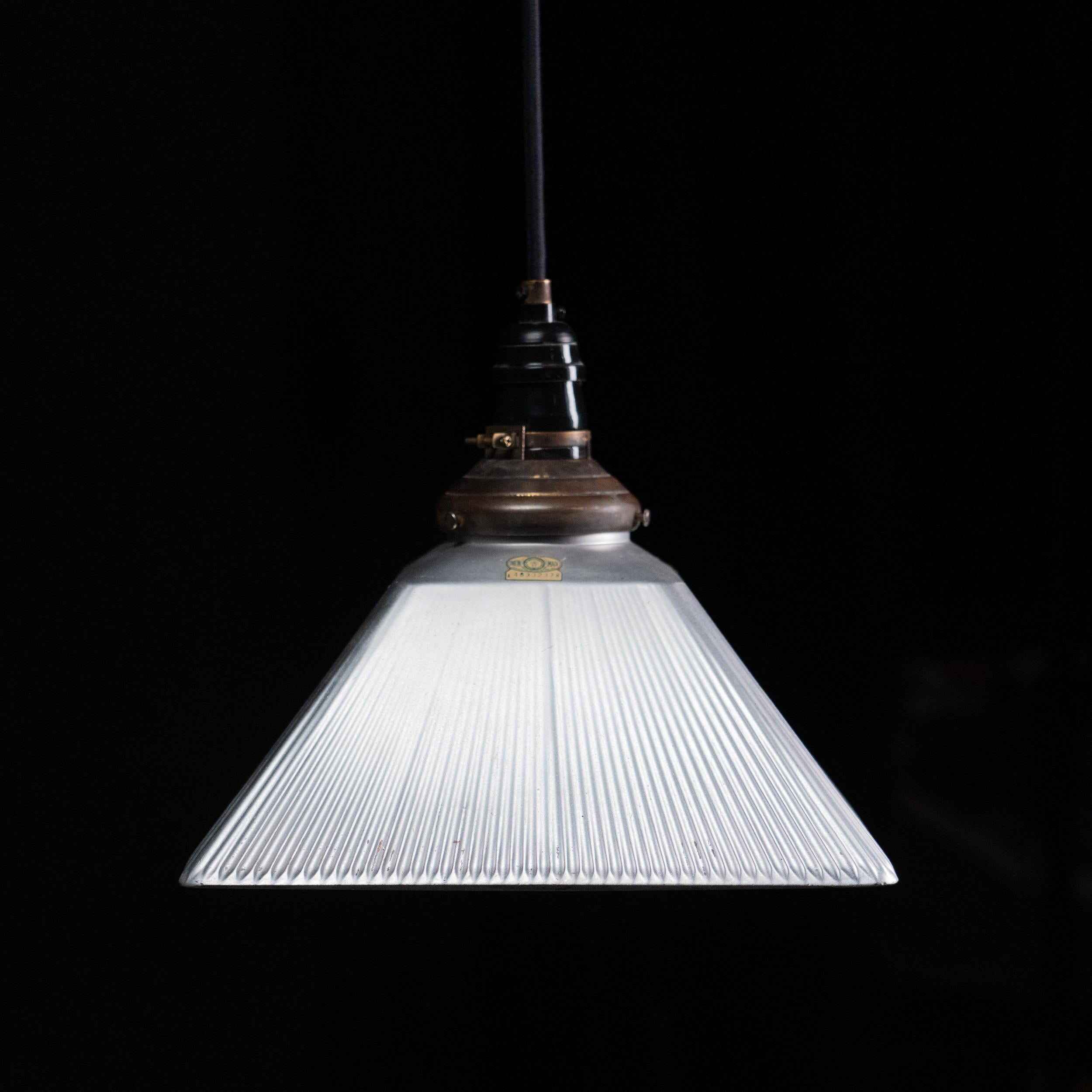 1920 luci a sospensione industriali in vetro di mercurio In condizioni buone in vendita a Surrey, BC