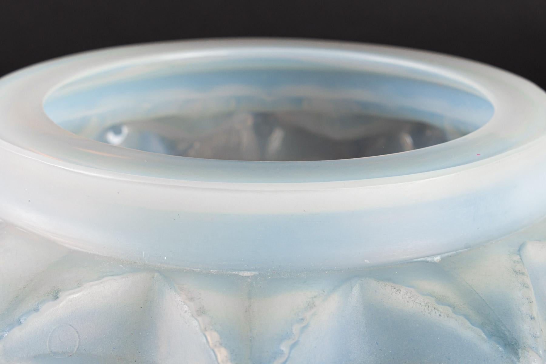 1920 Original René Lalique Languedoc Vase in Opalescent Glass, Leaves In Good Condition In Boulogne Billancourt, FR