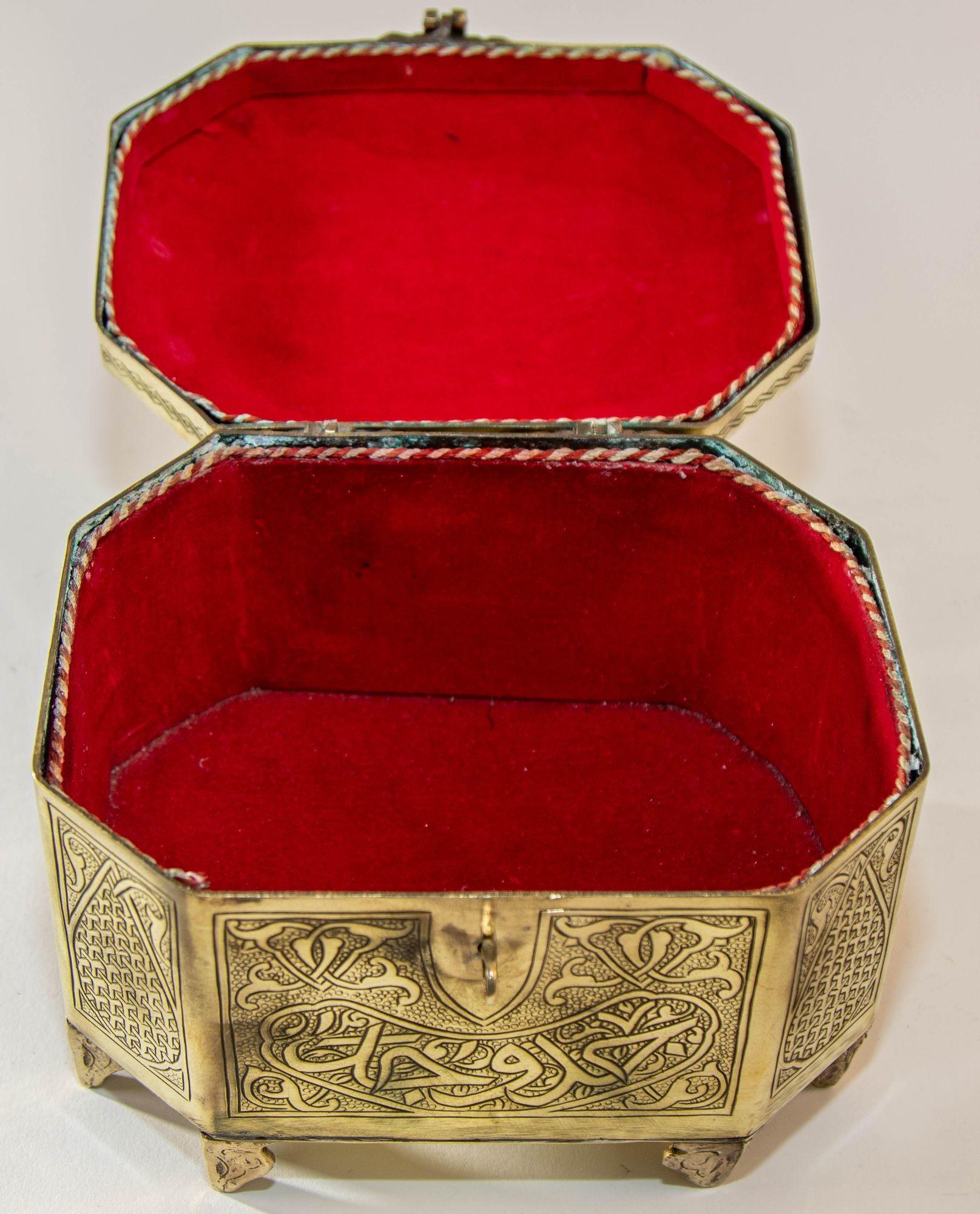Boîte à bijoux persane en laiton de 1920 de style néo-mamelouk mauresque en vente 4