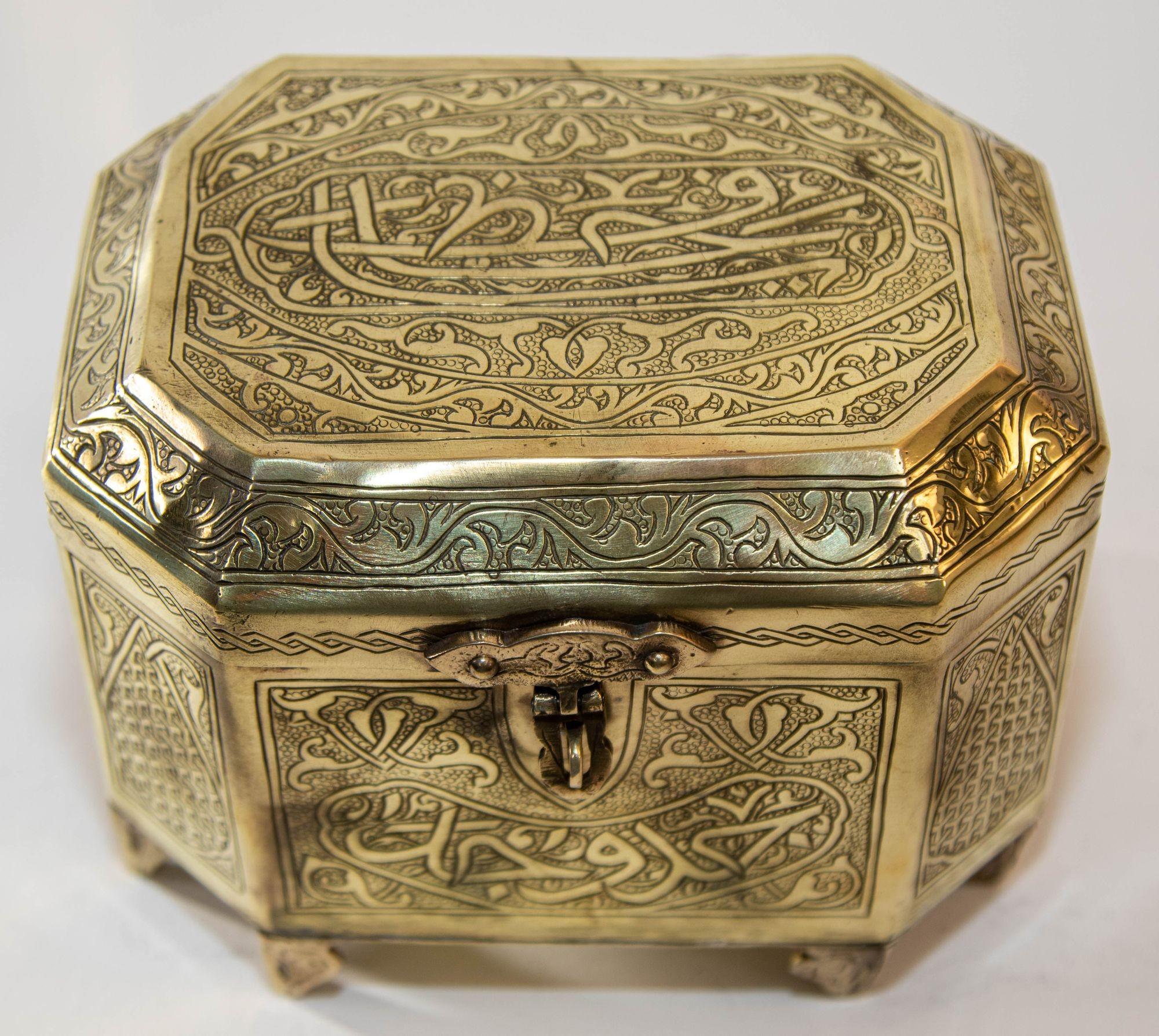 Islamique Boîte à bijoux persane en laiton de 1920 de style néo-mamelouk mauresque en vente