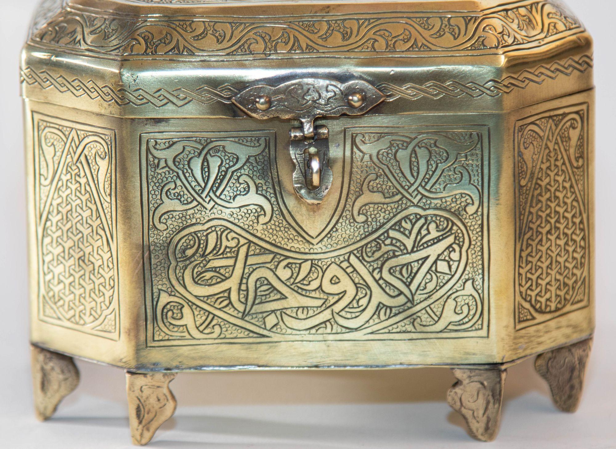 Asiatique Boîte à bijoux persane en laiton de 1920 de style néo-mamelouk mauresque en vente