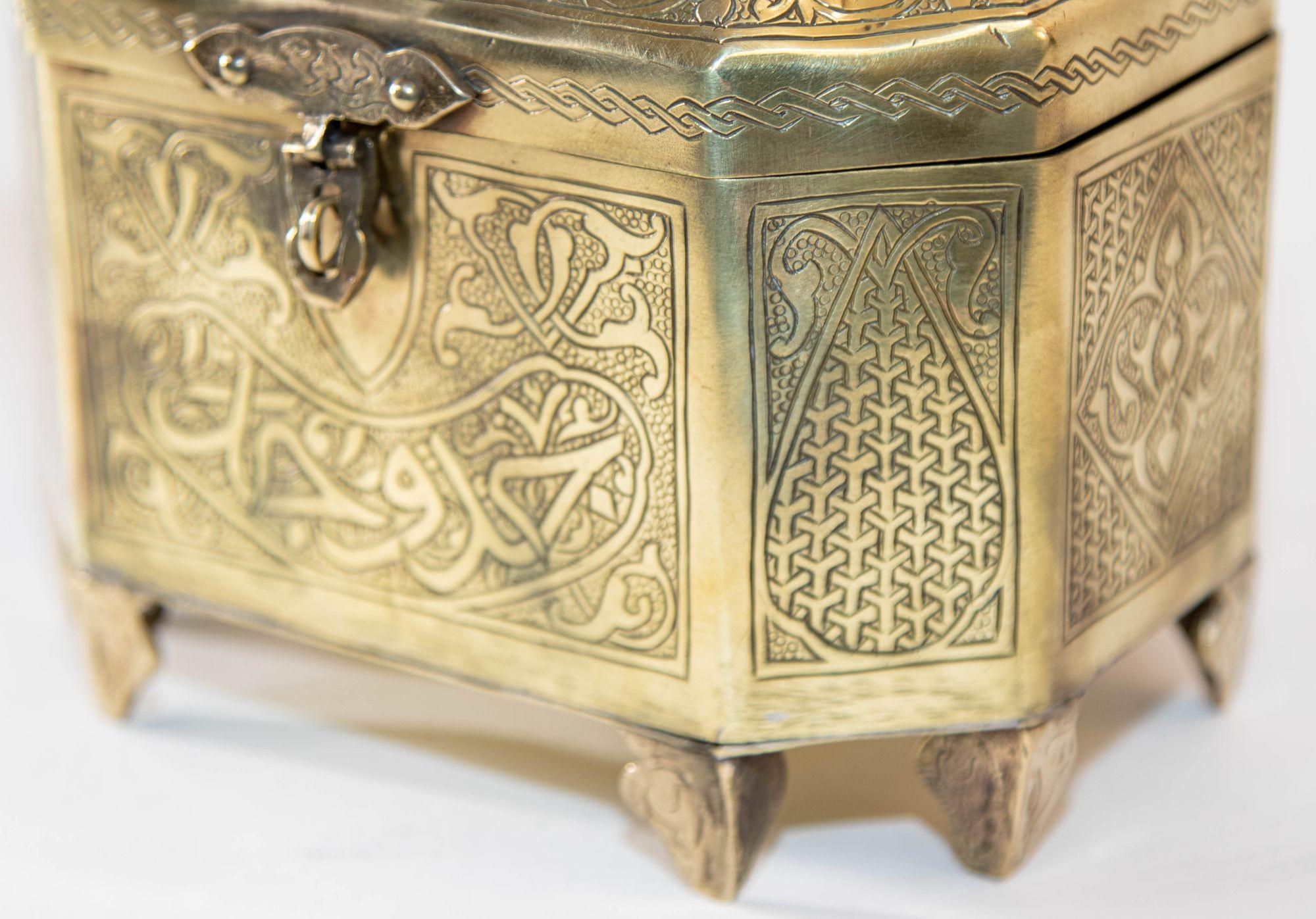 Sculpté à la main Boîte à bijoux persane en laiton de 1920 de style néo-mamelouk mauresque en vente