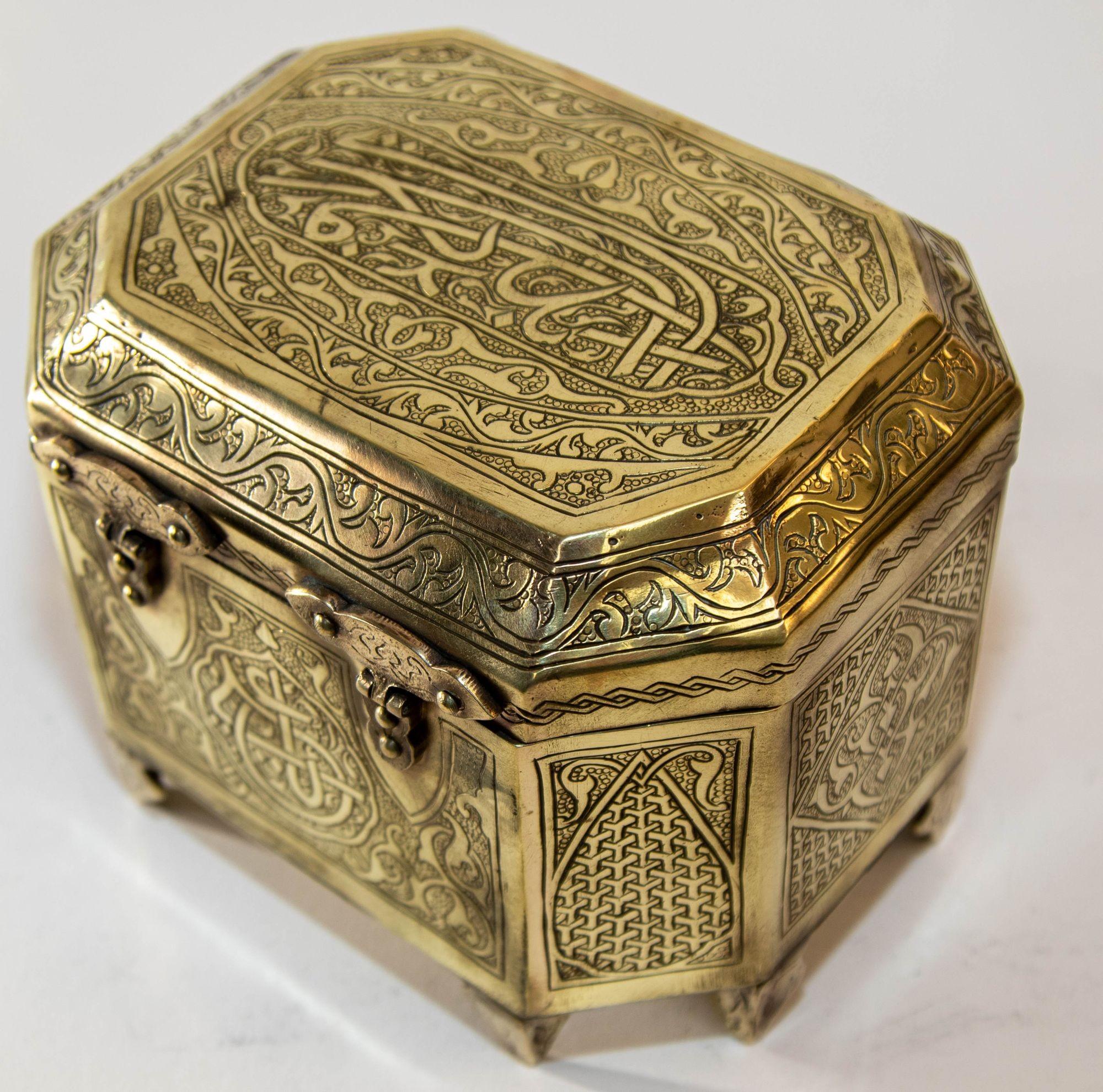 20ième siècle Boîte à bijoux persane en laiton de 1920 de style néo-mamelouk mauresque en vente