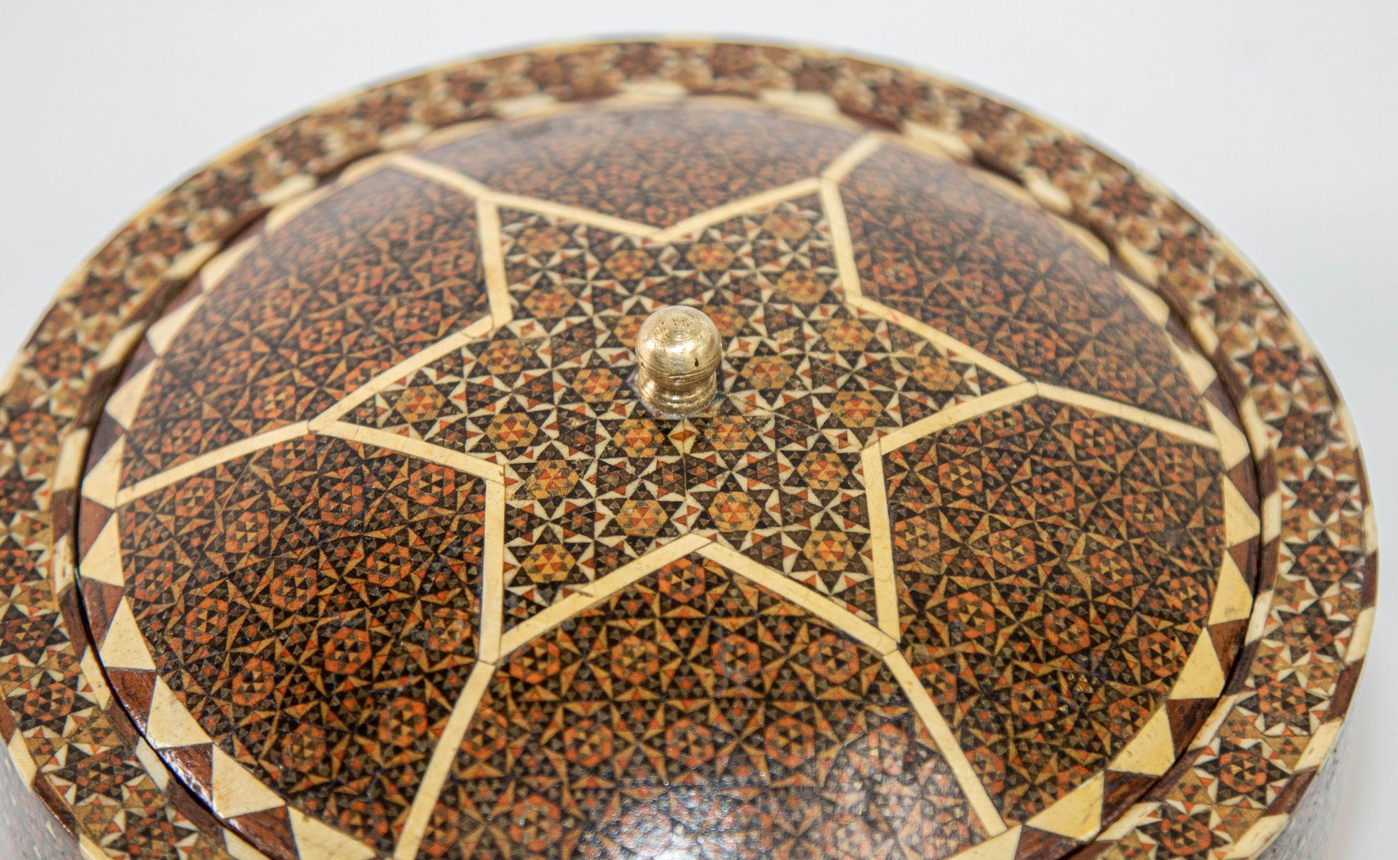 1920 Persian Khatam Kari Footed Wooden Circular Jewelry Box In Good Condition For Sale In North Hollywood, CA