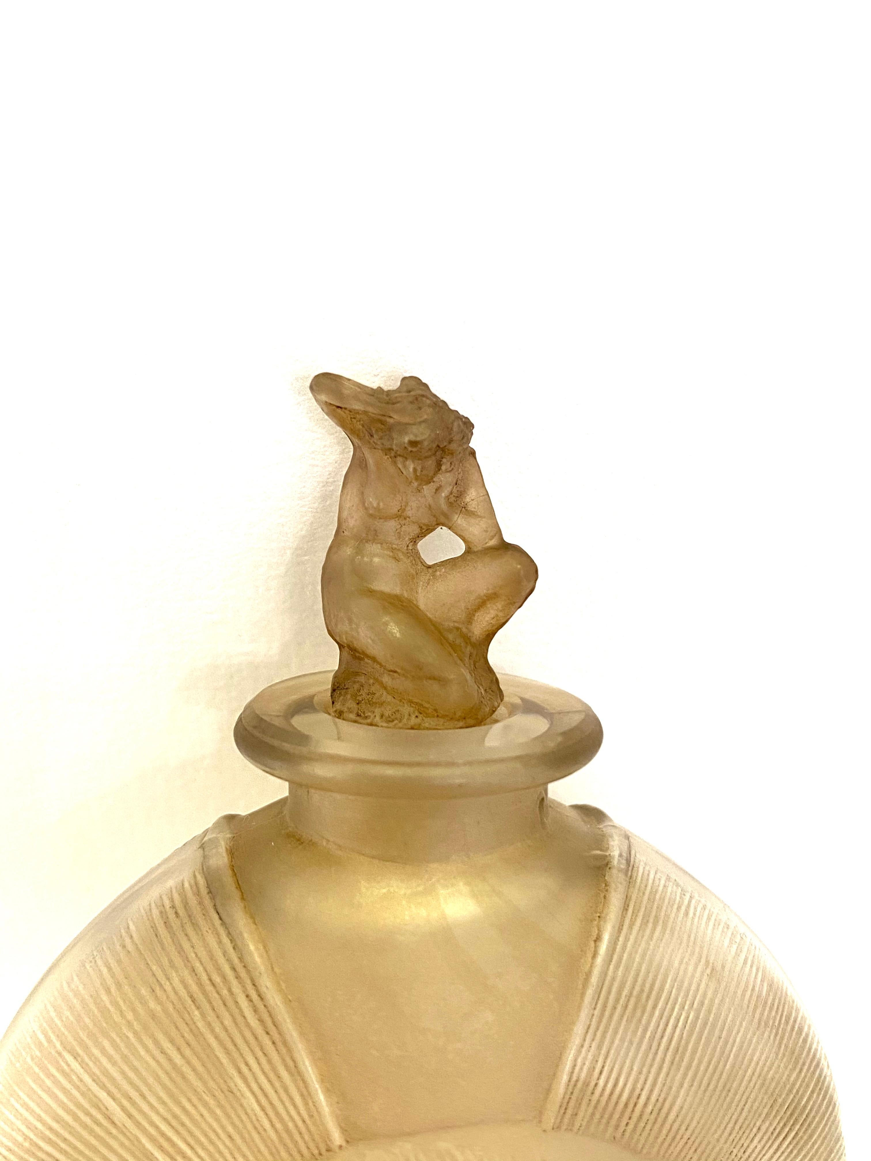 1920 René Lalique Amphitrite Perfume Bottle Frosted Glass with Sepia Patina In Good Condition In Boulogne Billancourt, FR