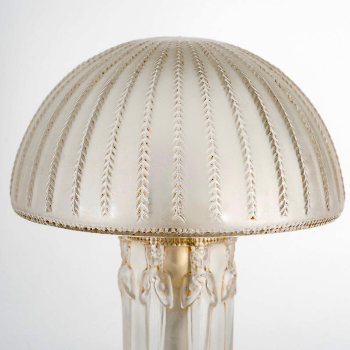 Stampato 1920 René Lalique - Lampada Art Deco in vetro Cariatide con patina seppia in vendita