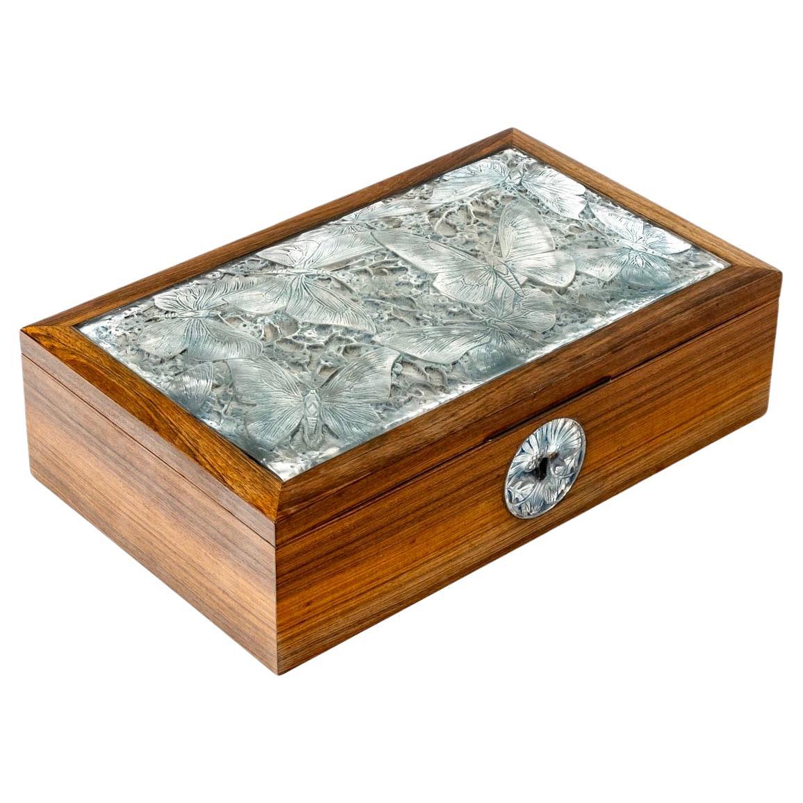 1920 René Lalique Box Papillons Glass With Sepia Patina and Wood Butterflies For Sale