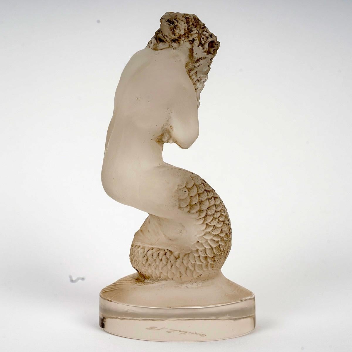 1920 René Lalique - Estatuilla Mascota Coche Naiade Vidrio Esmerilado con Pátina Gris Art Decó en venta