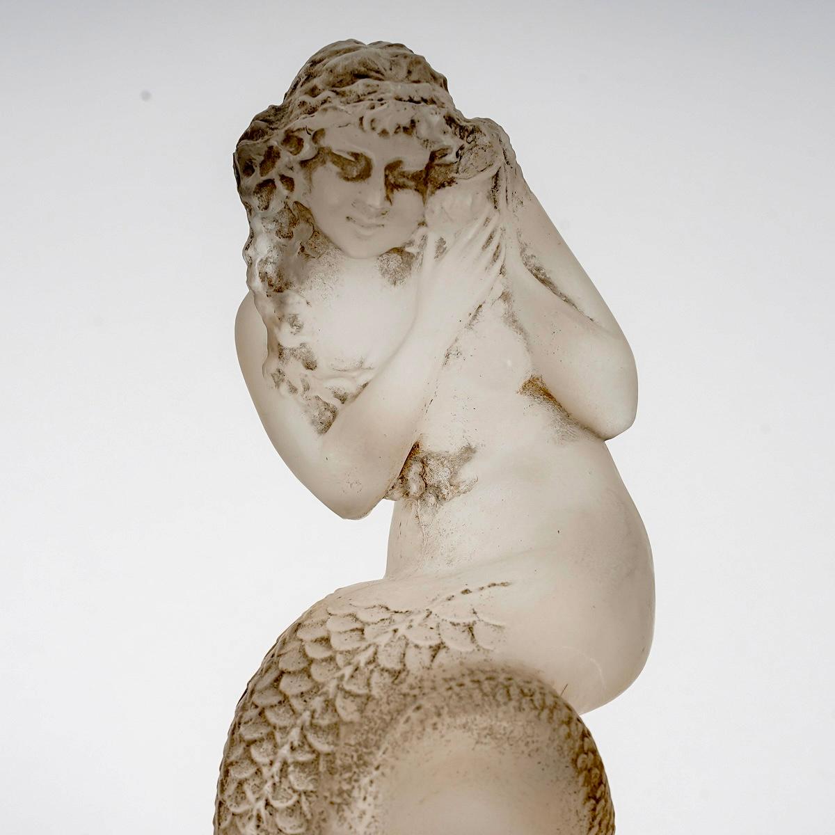 1920 René Lalique - Estatuilla Mascota Coche Naiade Vidrio Esmerilado con Pátina Gris Francés en venta